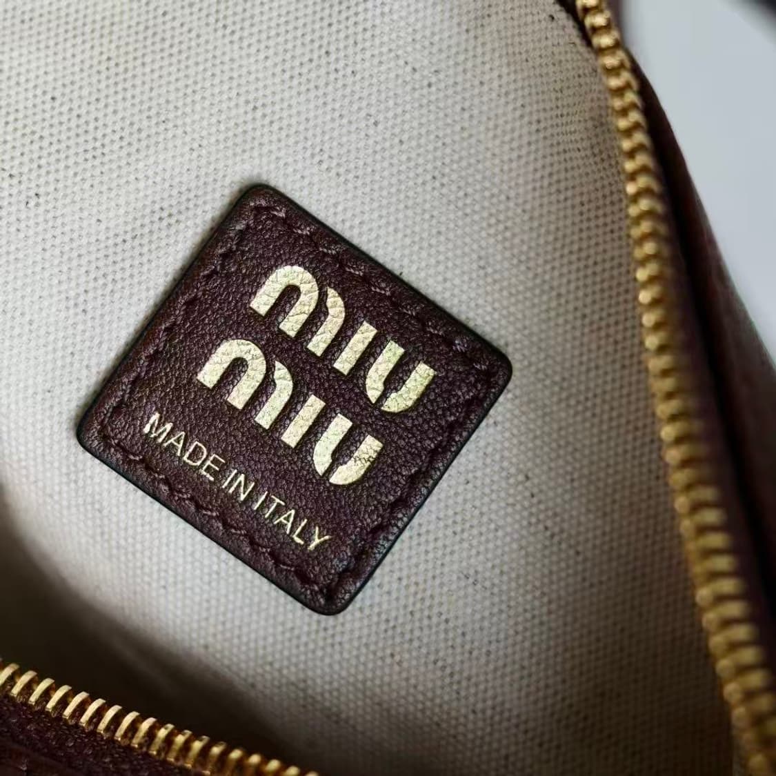 미우 미우 나파 레더 파우치 상품이미지5