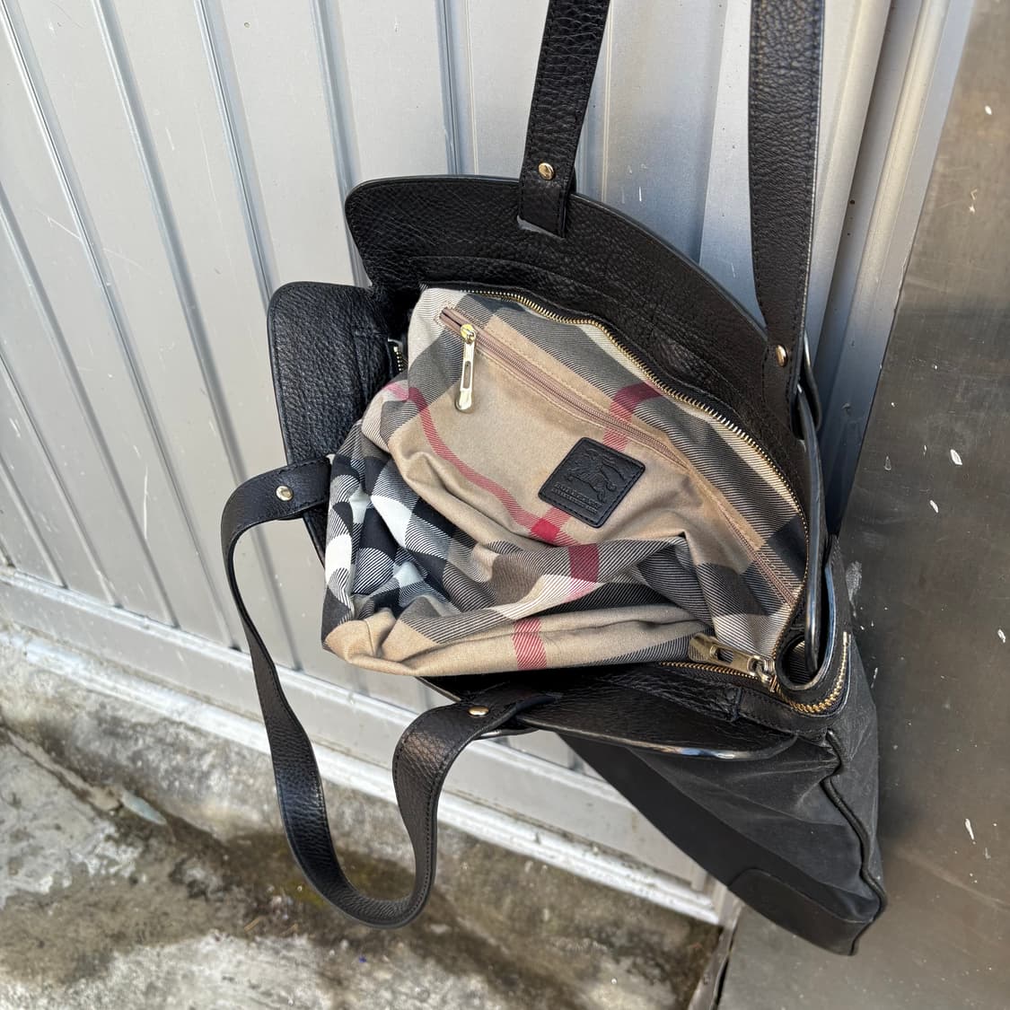 버버리 stowell 캔버스 레더 롤업 토트백 상품이미지8