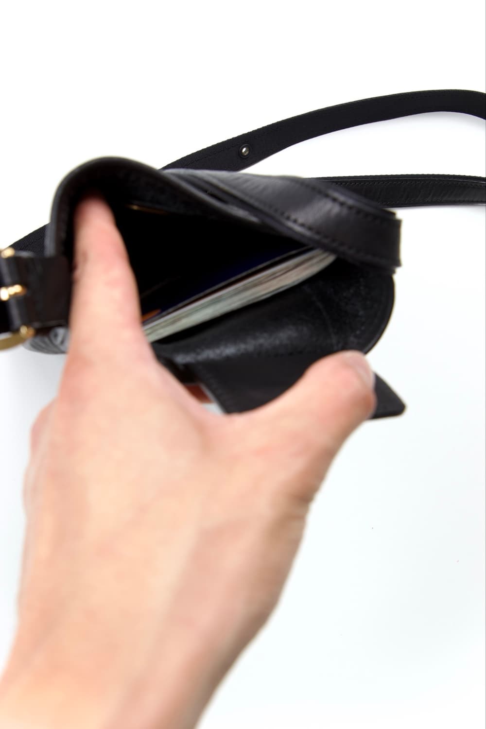 Hender Scheme 트위스트 버클 레더 크로스백 블랙 상품이미지7