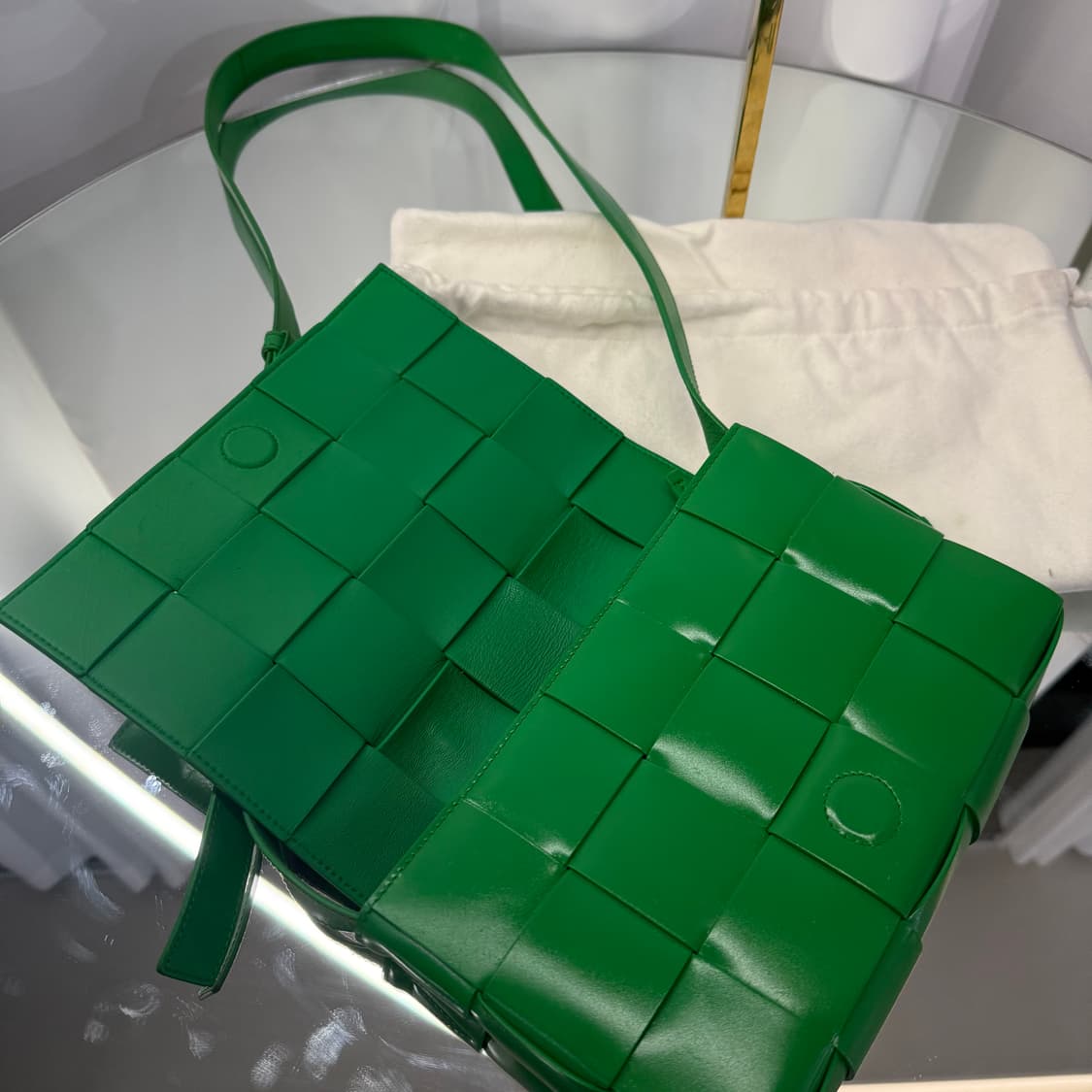 보테가베네타 인트레치아토 유광 카세트백 그린 상품이미지5