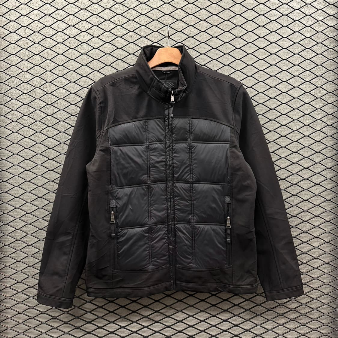 Guess 게스 캐주얼 패디드 자켓 퀼팅 스탠드업 칼라 후면 로고 디테일 상품이미지2