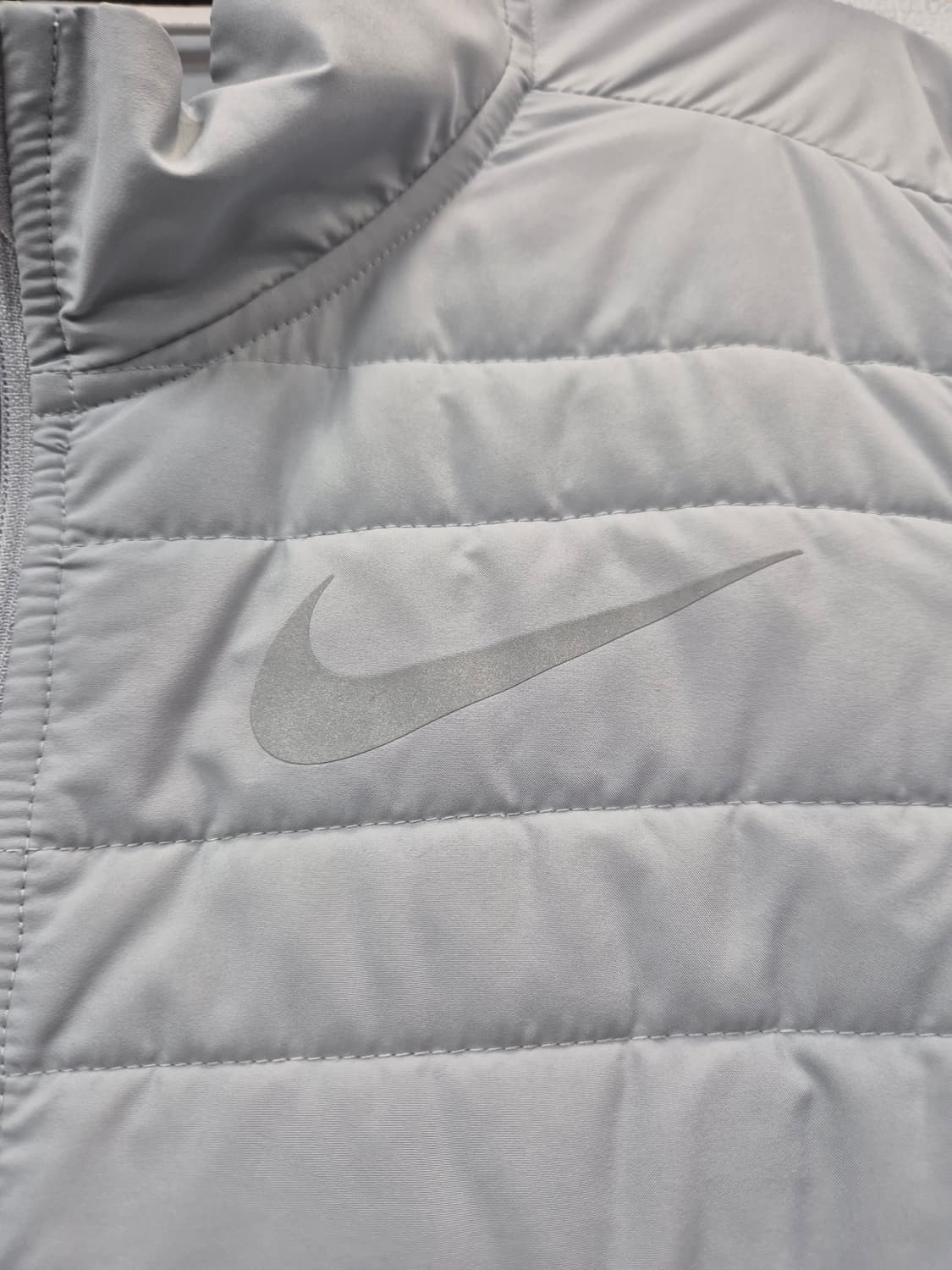 나이키 에센셜 필드 경량 러닝 자켓 그레이 / 100 (정품) 상품이미지2