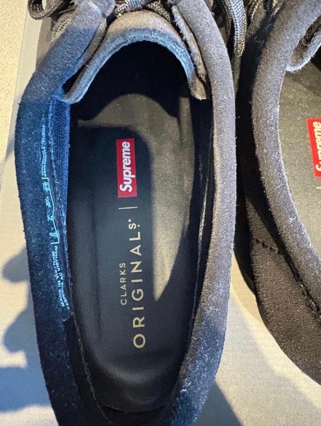 클락스 x 슈프림 왈라비 고어텍스 블랙 상품이미지3