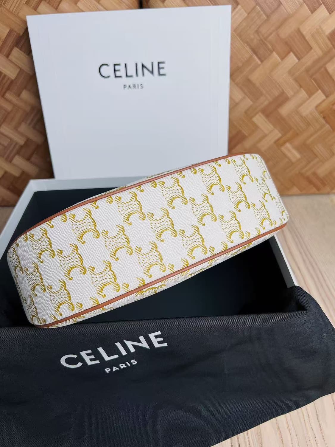 셀린느 트리옹프 캔버스 & 카프스킨 아바백 화이트 193952BZJ-01 상품이미지5