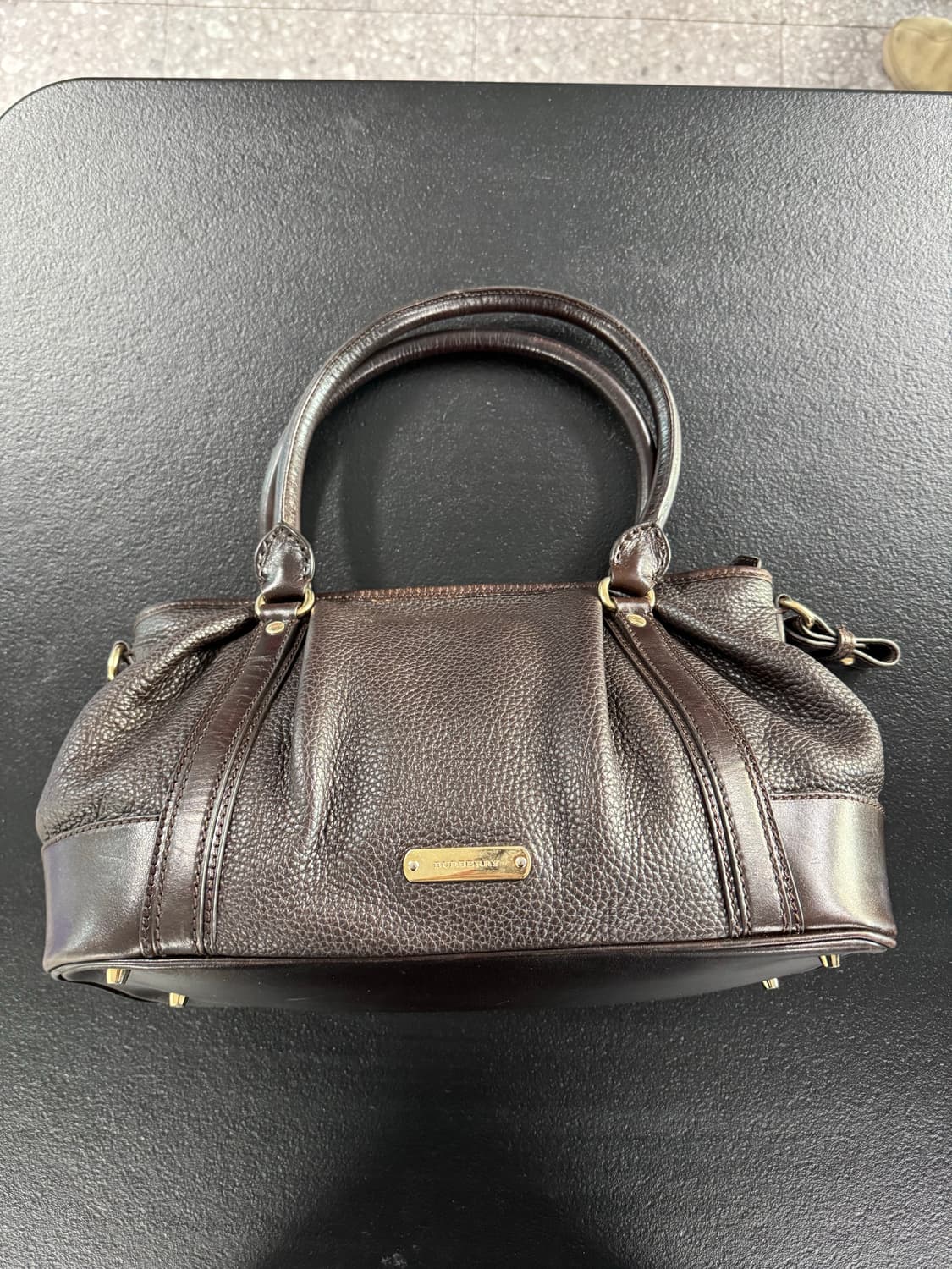 버버리 초코브라운 레더 숄더백 상품이미지1