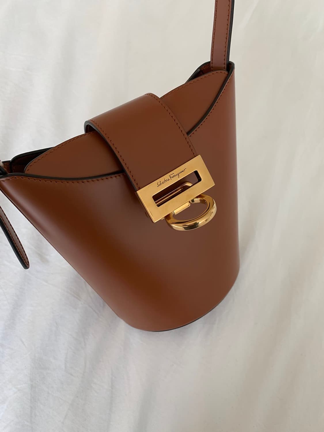 페레가모 트리폴리오 버킷백 상품이미지10