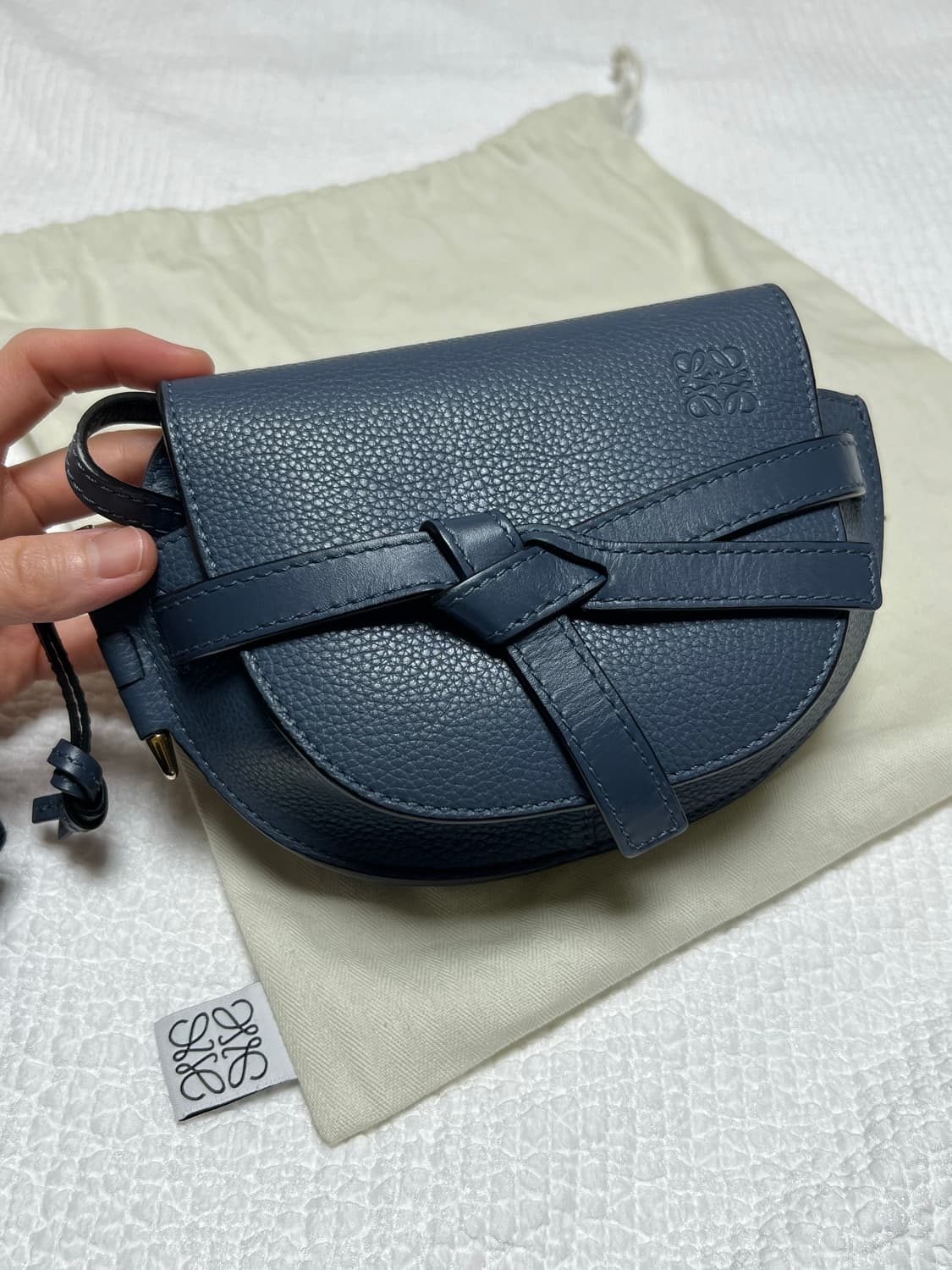 로에베 게이트백 미니 오닉스 블루 컬러 상품이미지1