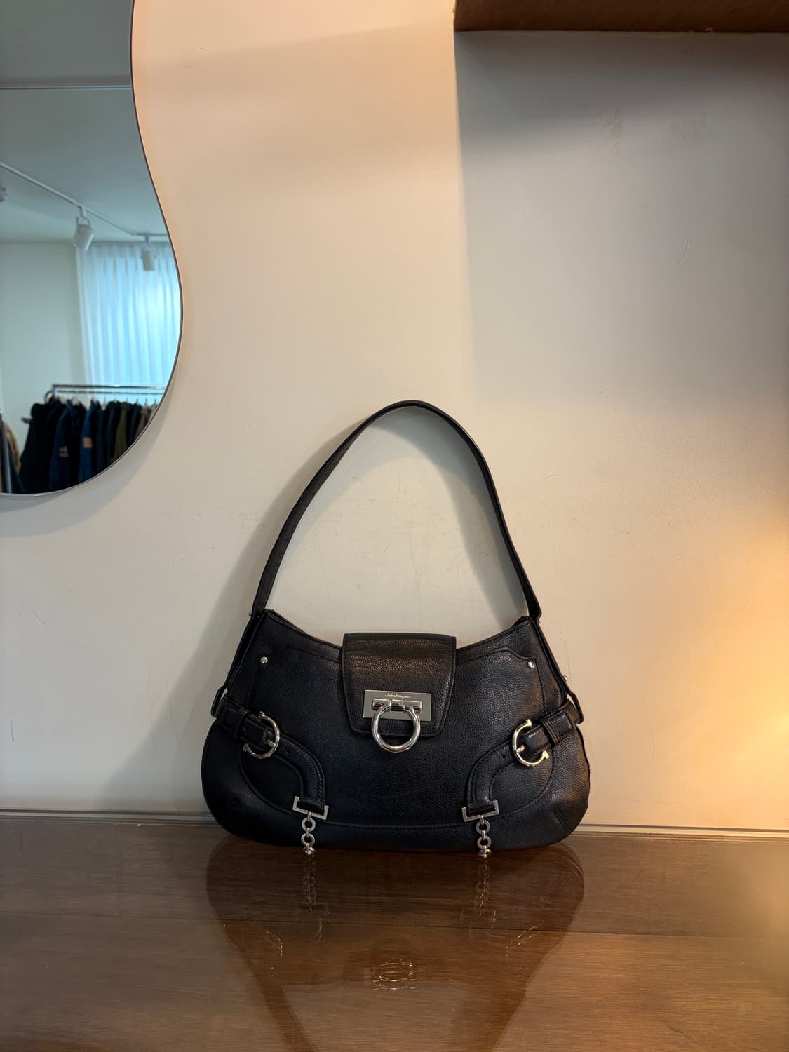 페라가모 간치니 링 메탈 숄더백 상품이미지1