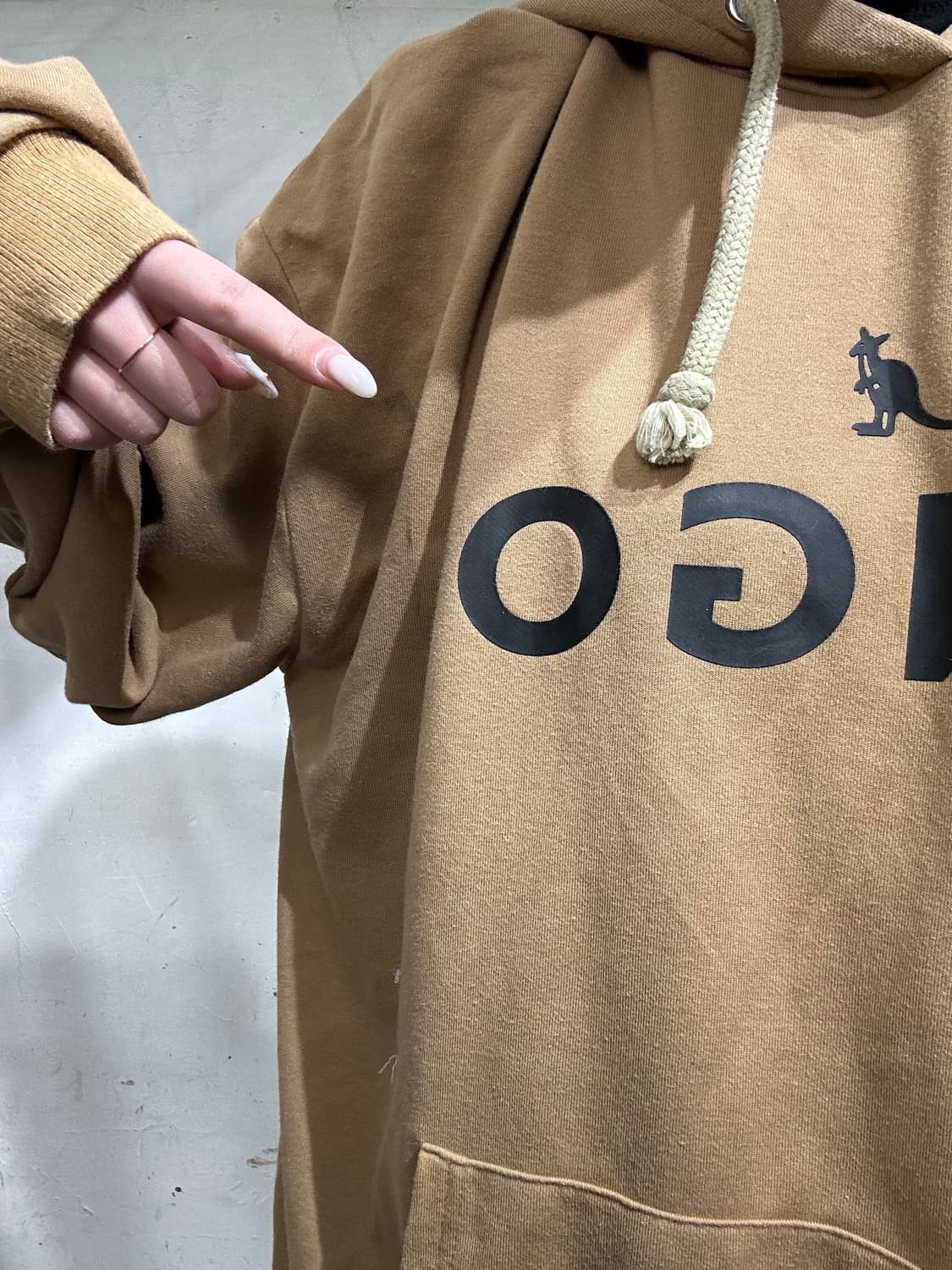 빈티지 베이지 블랙 로고 후드티 F 상품이미지4