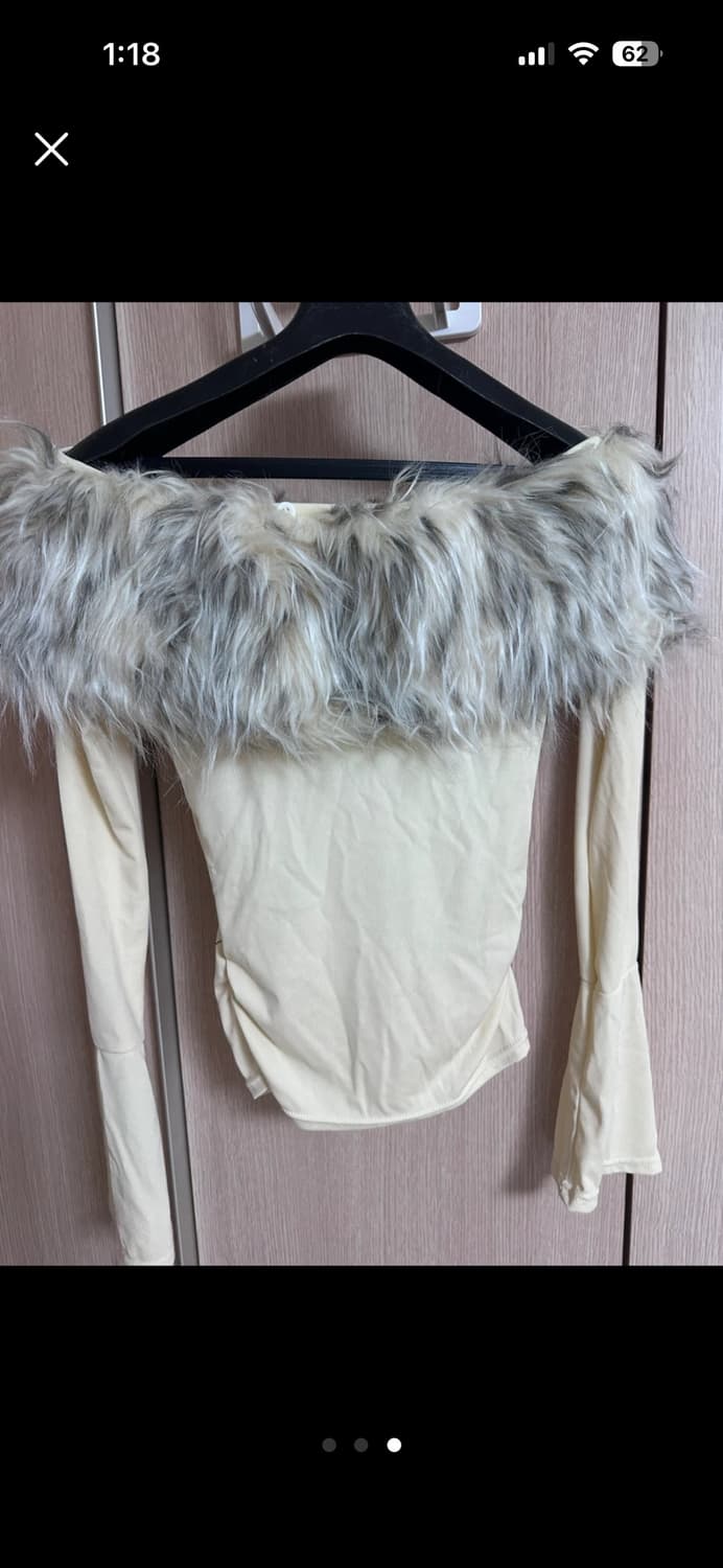 닝닝st 아이보리색 퍼 오프숄더 탑 새상품 상품이미지4