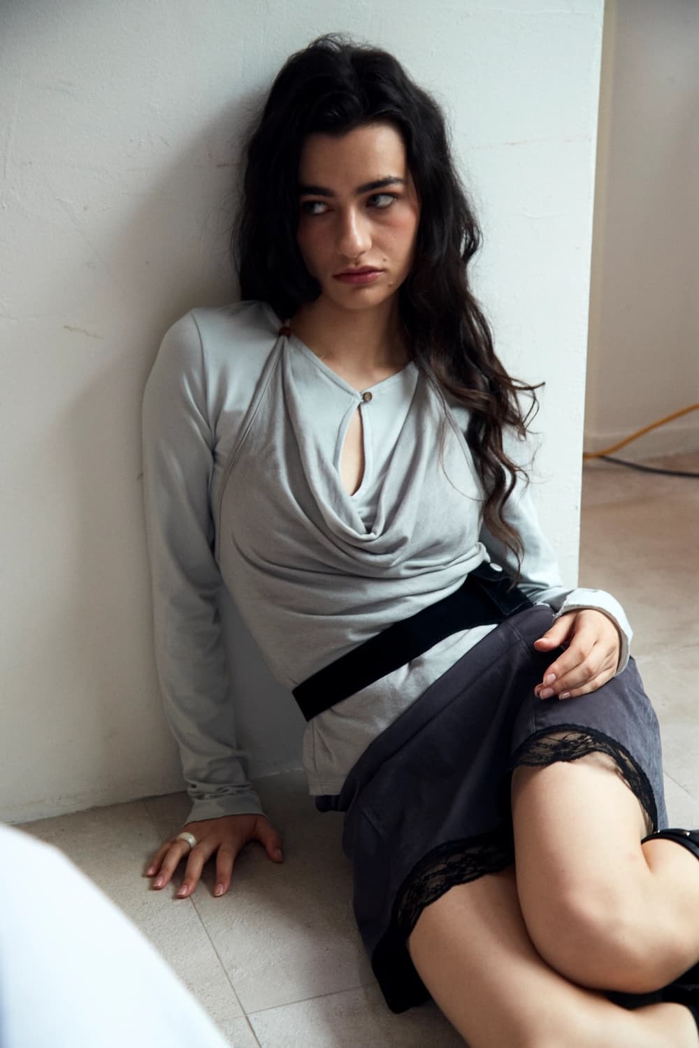 미즈유 mizyu 미야 셔링 버튼 스틸그레이 티셔츠 상품이미지1