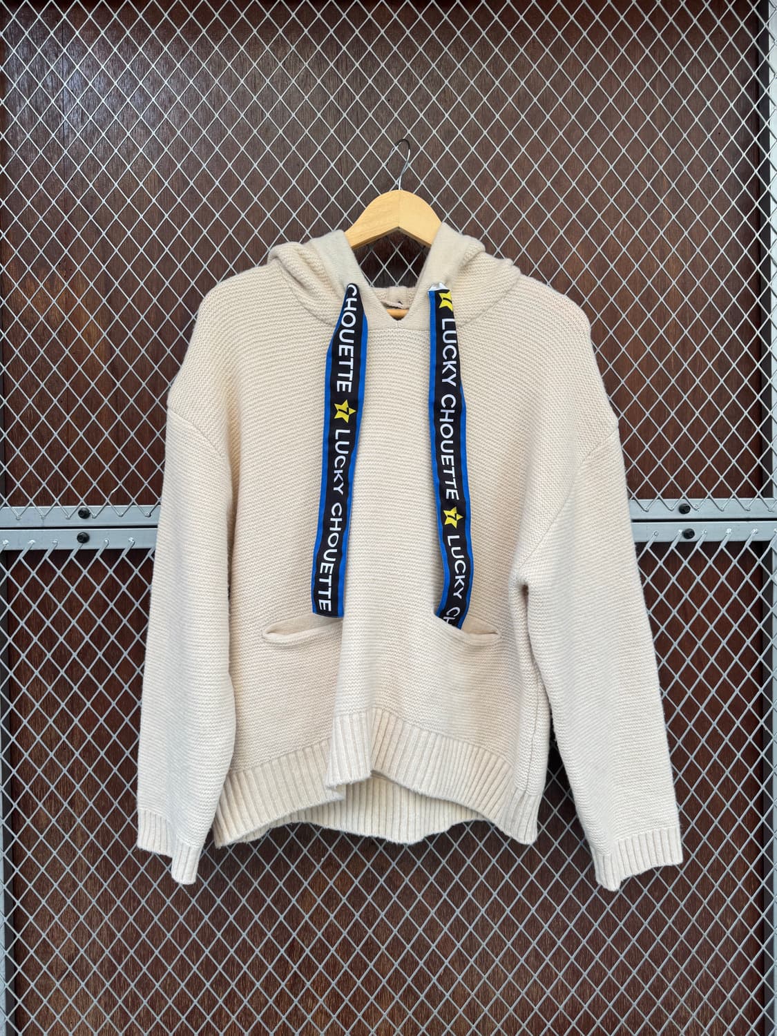 럭키슈에뜨 크림 포켓 포인트 끈 로고 후드 울 니트 F 상품이미지1