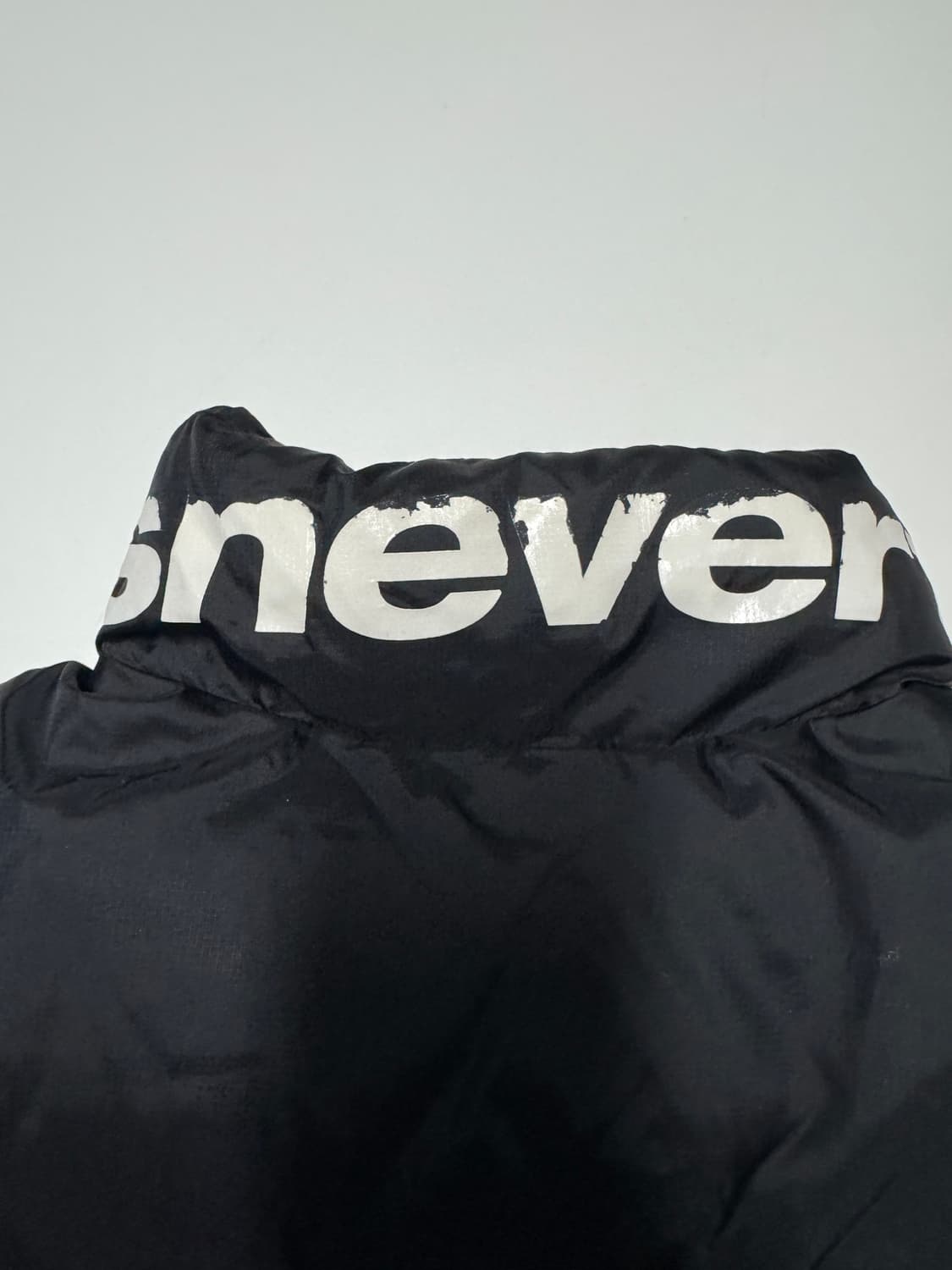 디스이즈네버댓 카라 스펠아웃 다운 패딩 점퍼 블랙 상품이미지6
