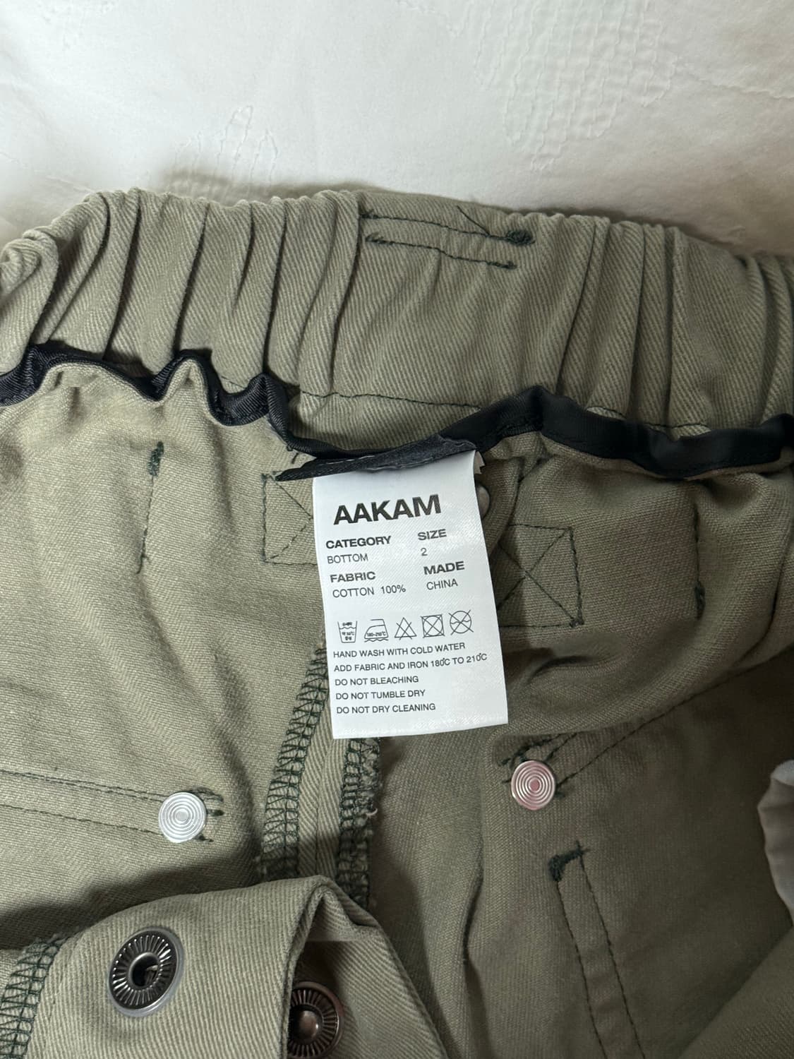 아캄 Knee Pin-tuck Studeed Cotton Pants 카키 상품이미지3