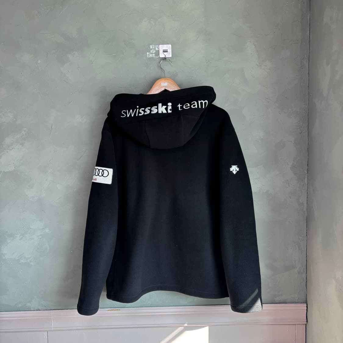 데상트 아우디 스위스 스키팀 플리스 블랙 상품이미지4