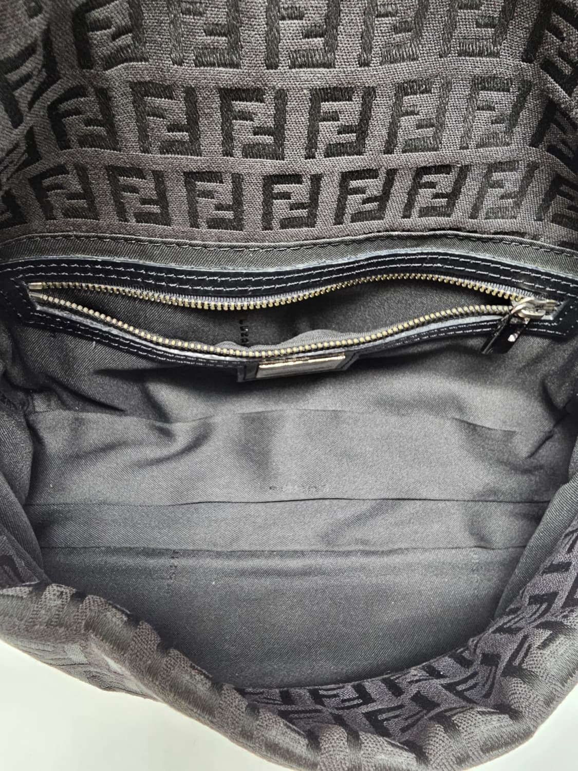 FENDI 펜디 FF 바게트백 블랙 모노그램 숄더백 상품이미지9