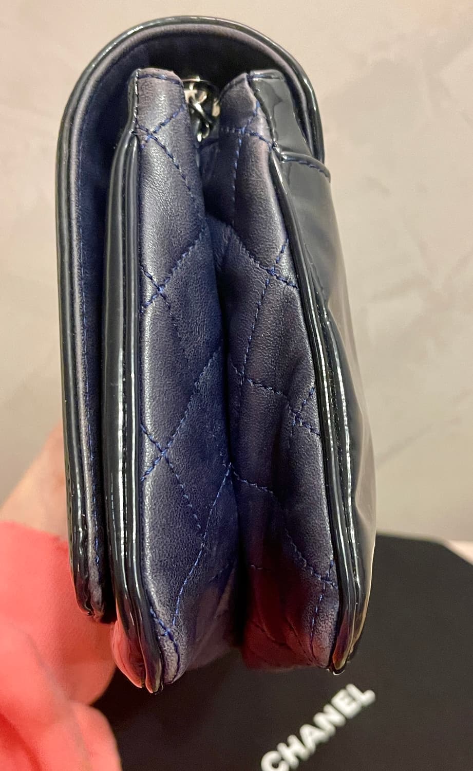 샤넬 레어템13번대 립스틱 백 (네이비 콤비 CC 로고 플랩 숄더백) 상품이미지7