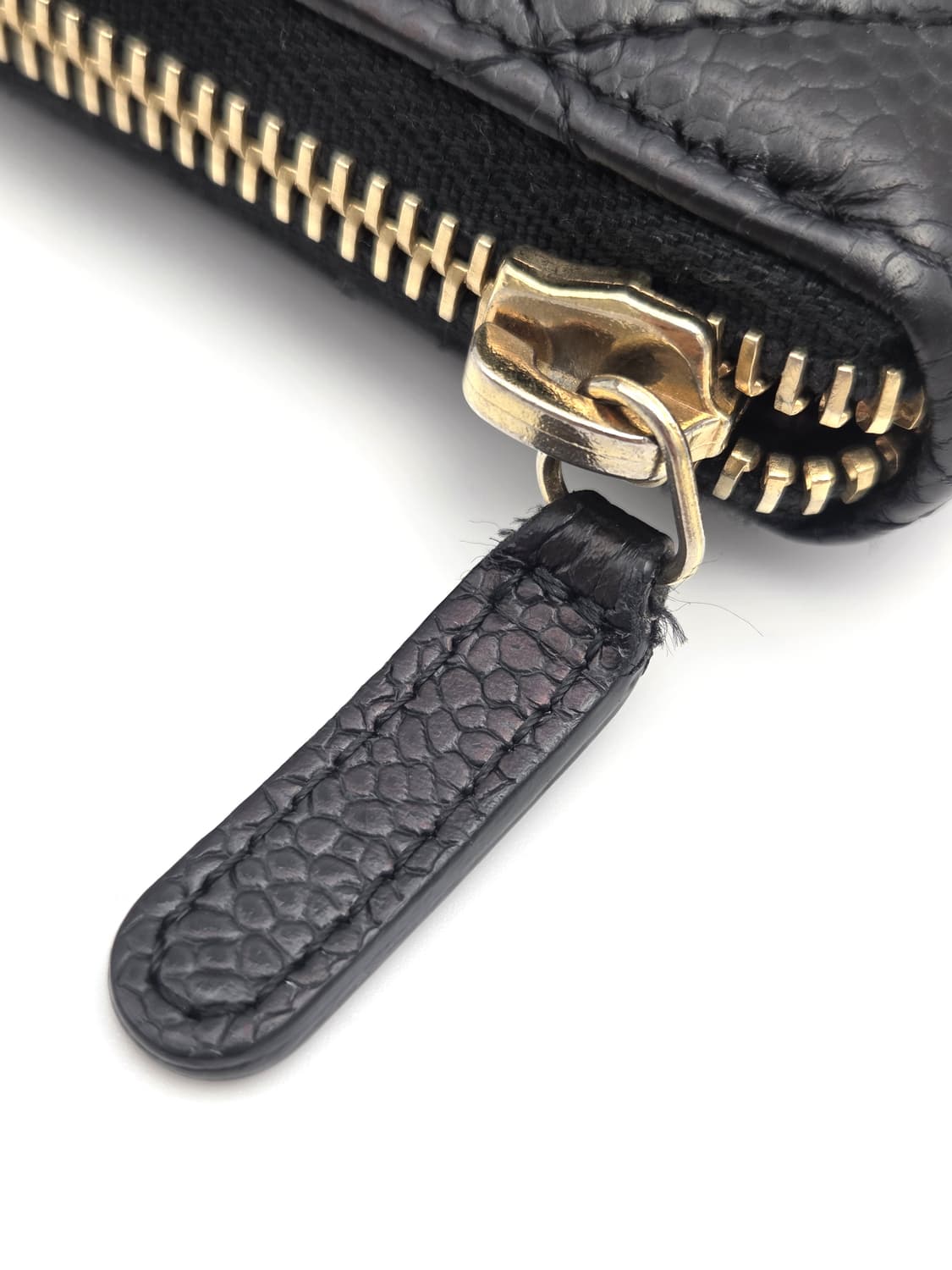 샤넬 클래식 캐비어 지퍼 장지갑 / 블랙 금장 22번대 상품이미지7