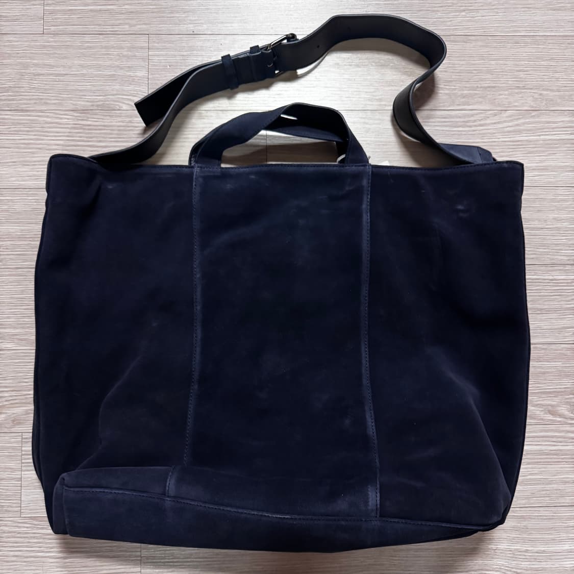 cos 컨버터블 토트백 - 스웨이드(네이비) 상품이미지3