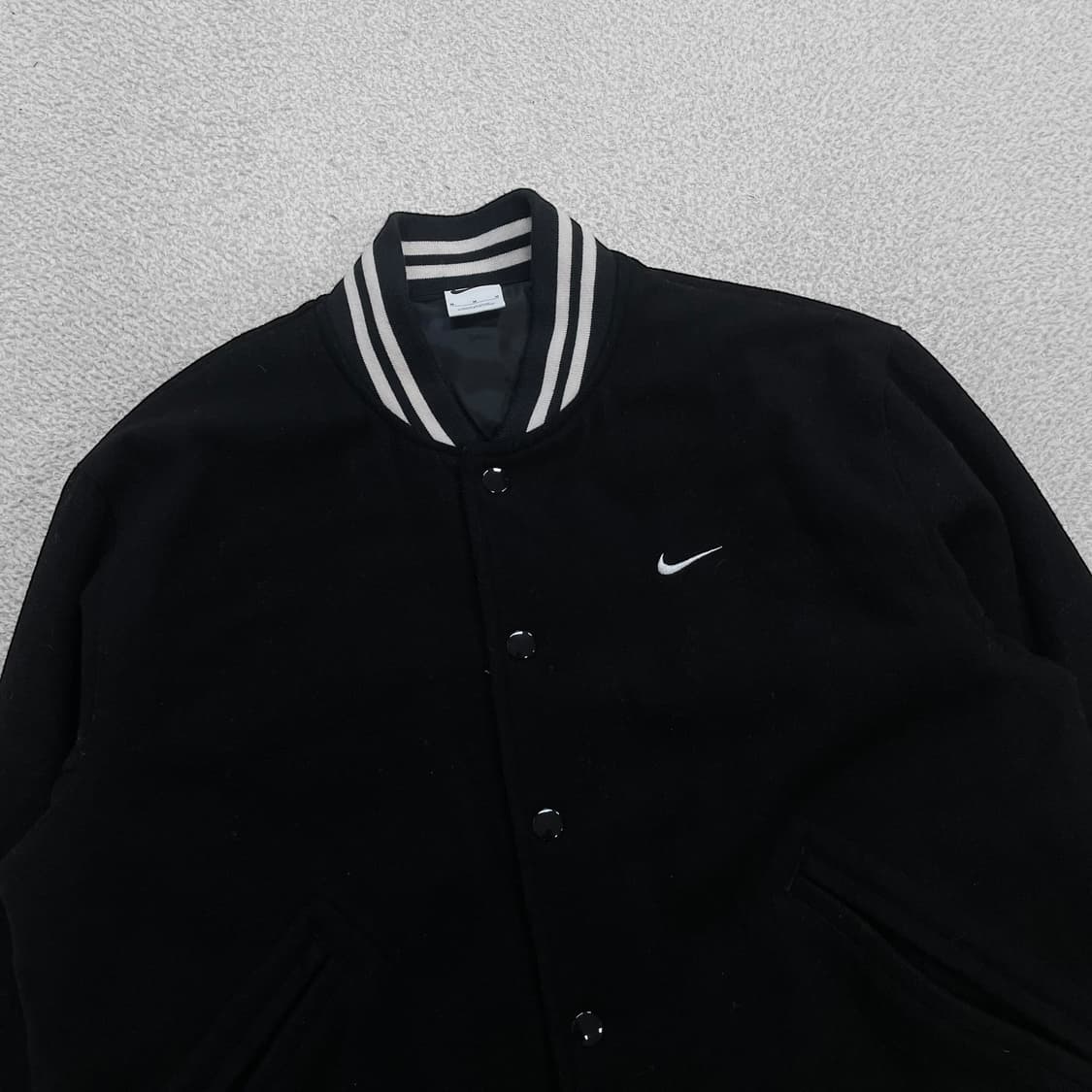 나이키 nsw 어센틱 스우시 바시티 자켓 블랙 상품이미지2