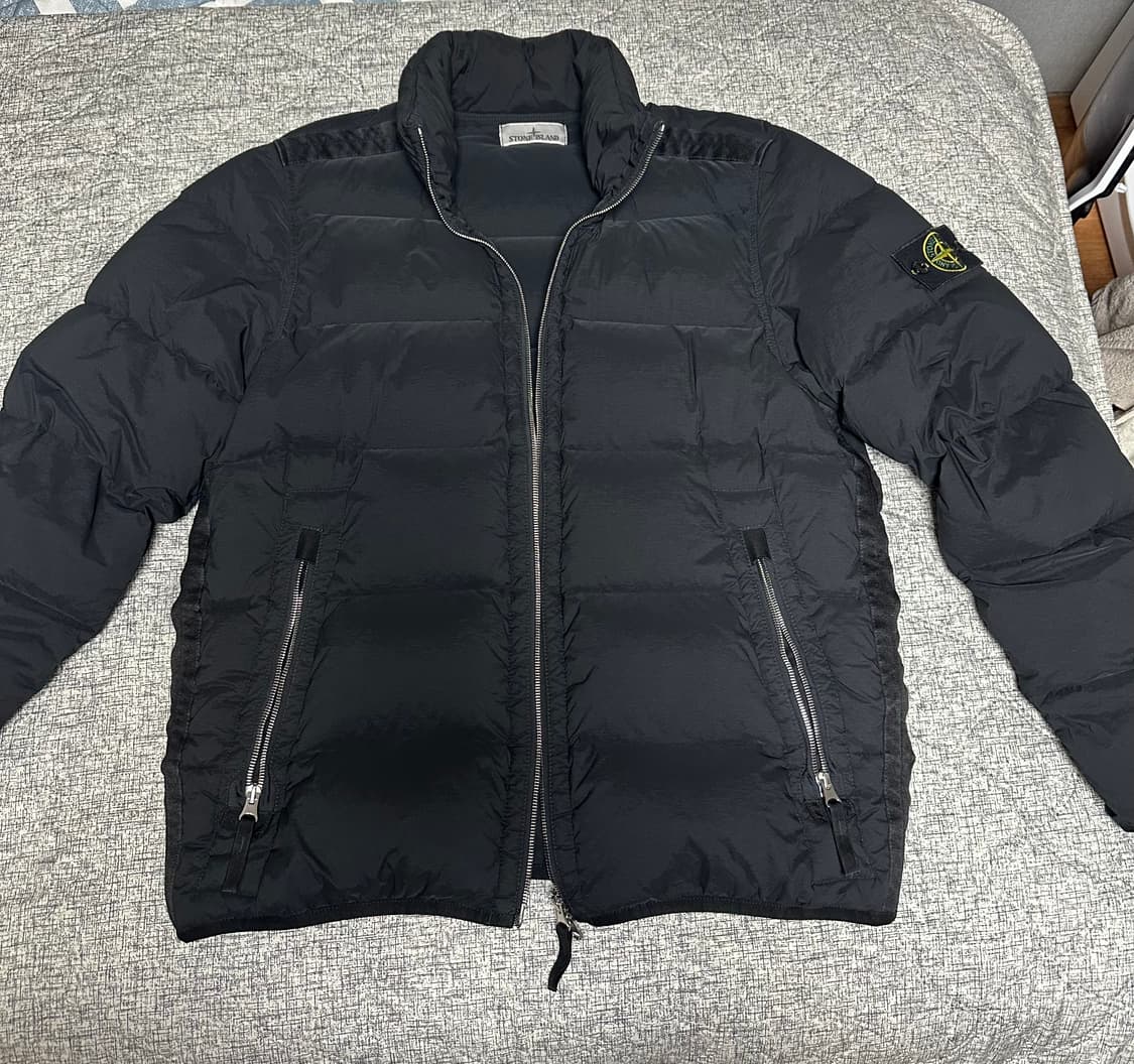 스톤아일랜드 심리스 터널 다운 패딩 23fw s사이즈 상품이미지1