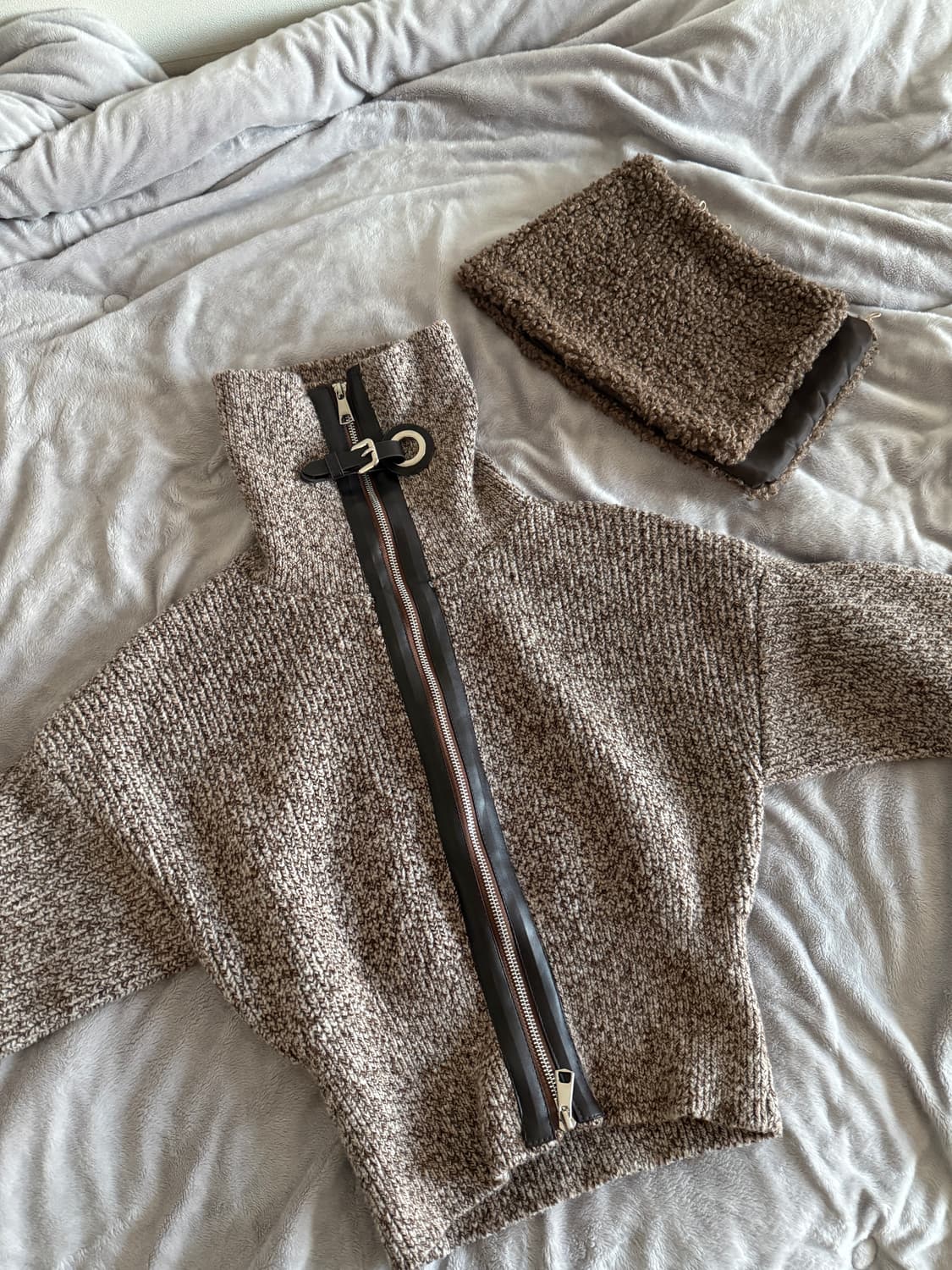 [새상품] 브라운 하이넥 뽀글이 퍼카라 투웨이 니트 집업 상품이미지1