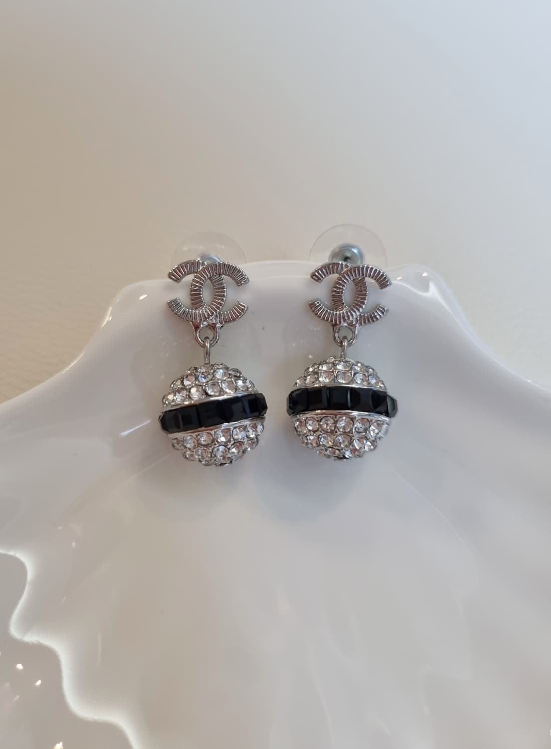 샤넬 CC 크리스탈볼&블랙스왈 드롭귀걸이 실버 업사이클링 상품이미지3