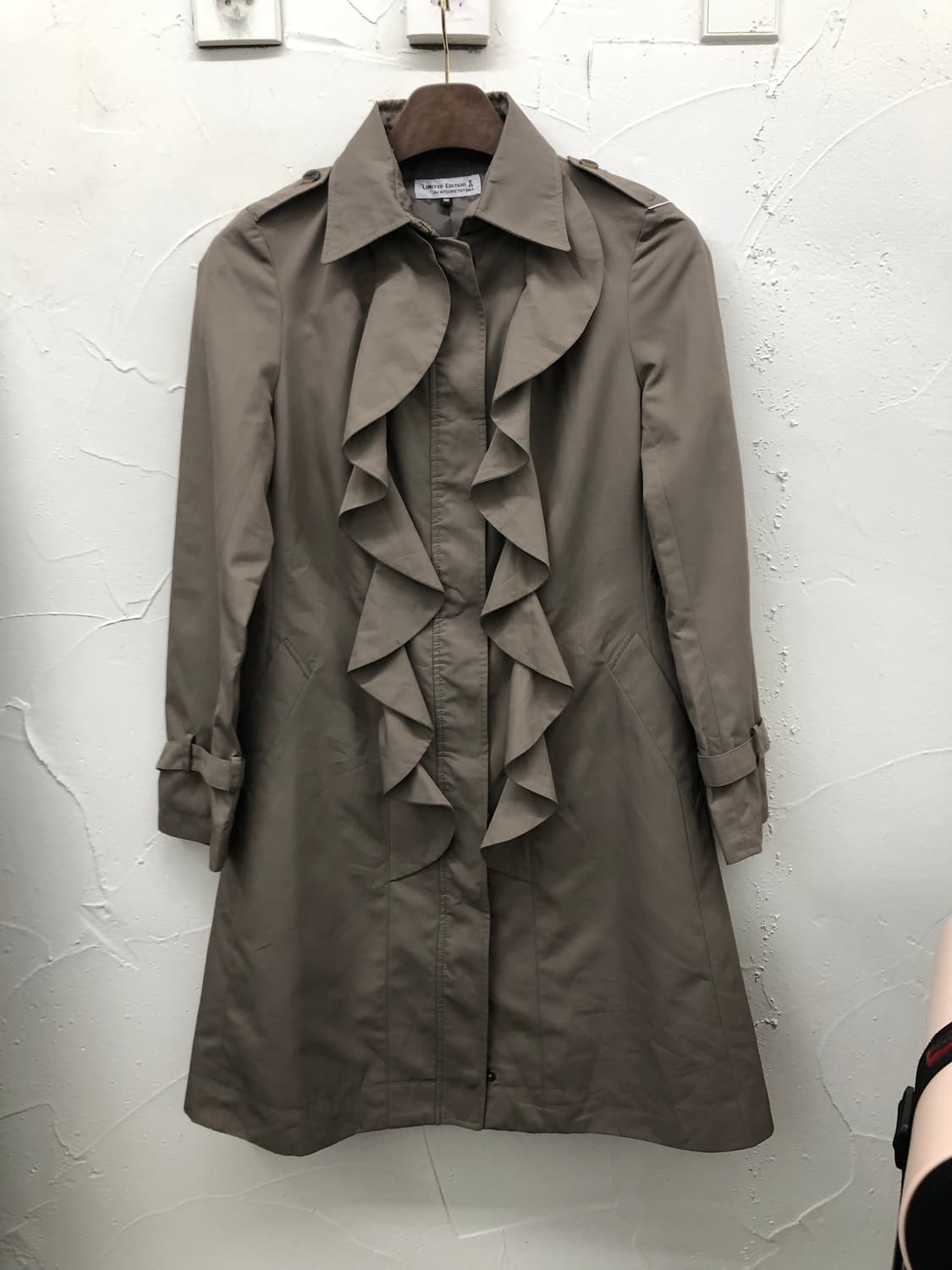 아츠로 타마야 프릴 코트 상품이미지1