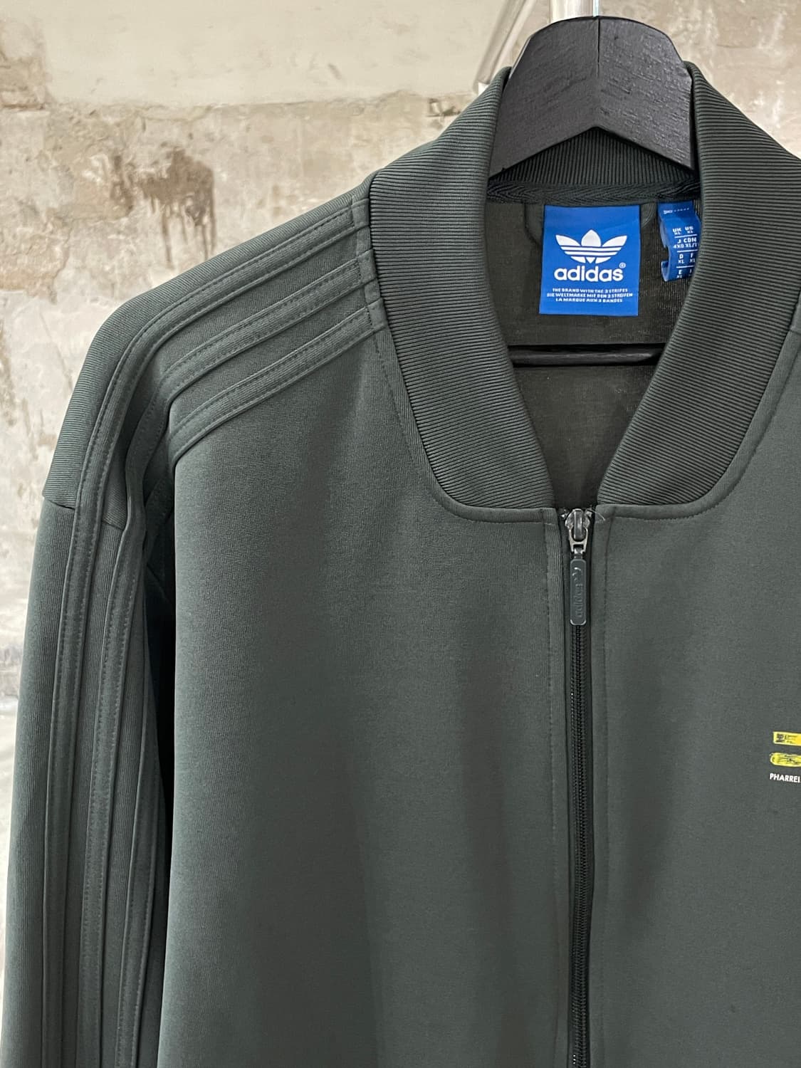 아디다스 x 퍼렐 윌리엄스 카키 파이어버드 트랙 자켓 상품이미지2