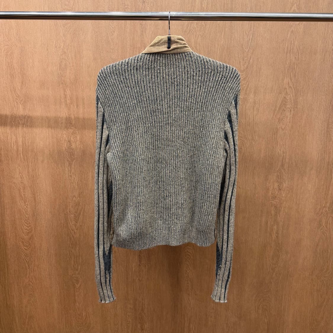 코모도 스포츠 골지 니트 집업 자켓 토끼털 배색 디테일 레귤러핏 베이지 상품이미지3