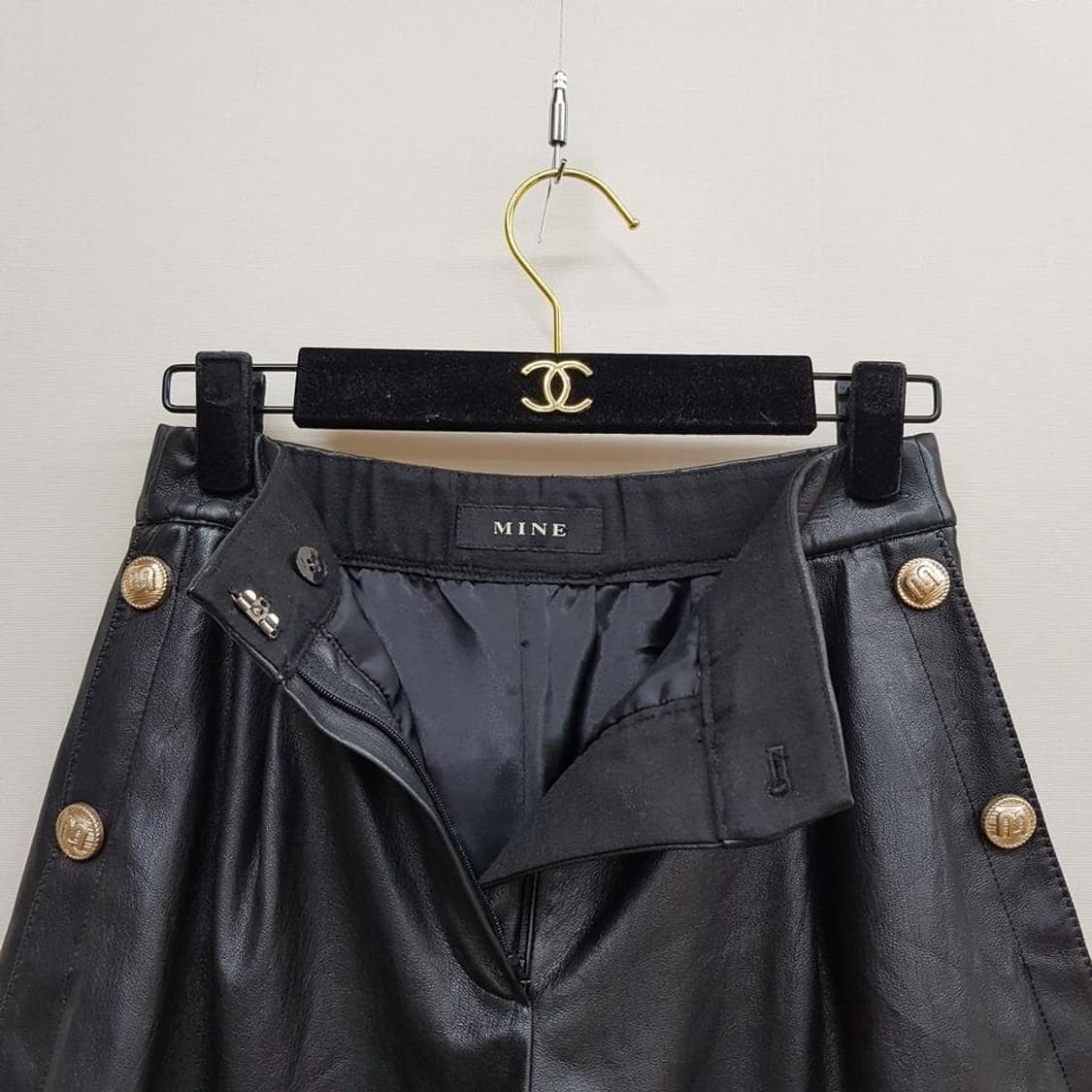 한섬 마인 MINE 2022 레더  골드 버튼 쇼츠 61-90사이즈 상품이미지3