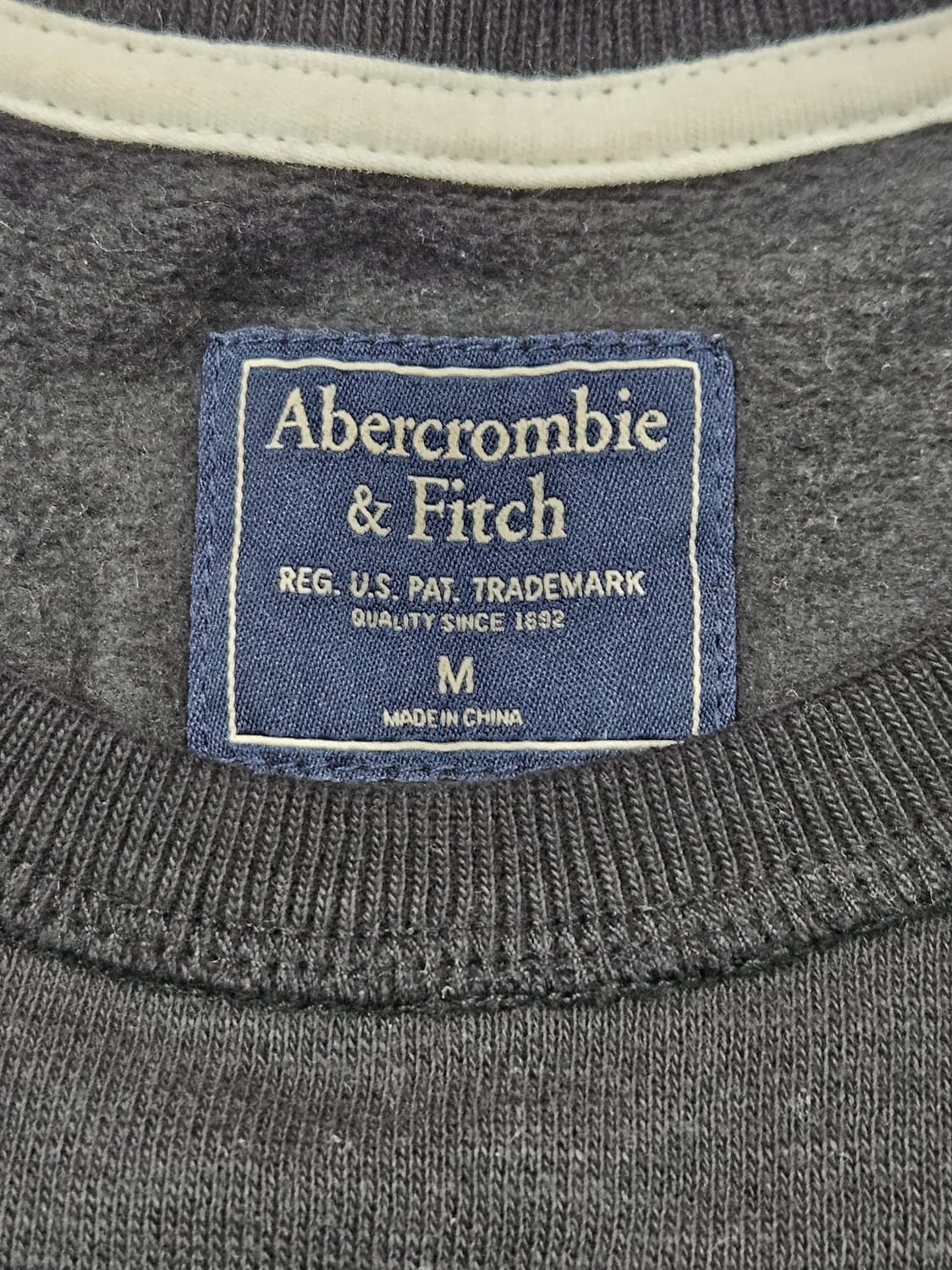 아베크롬비 블랙 로고 맨투맨 기모 티셔츠 M 상품이미지2