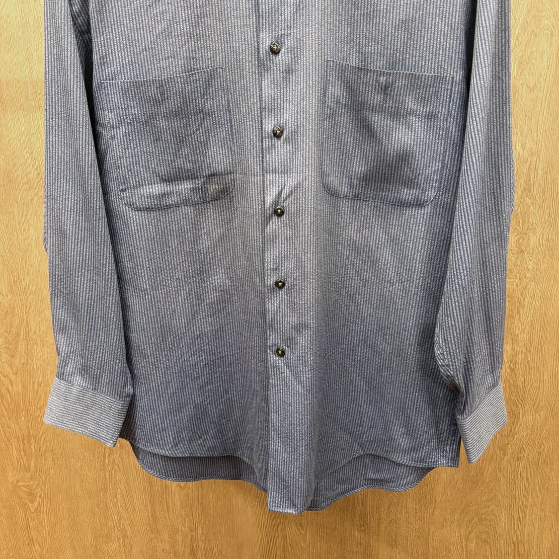 입생로랑 헨리넥 긴팔 스트라이프 셔츠 투 포켓 디테일 레귤러핏 블루 상품이미지5