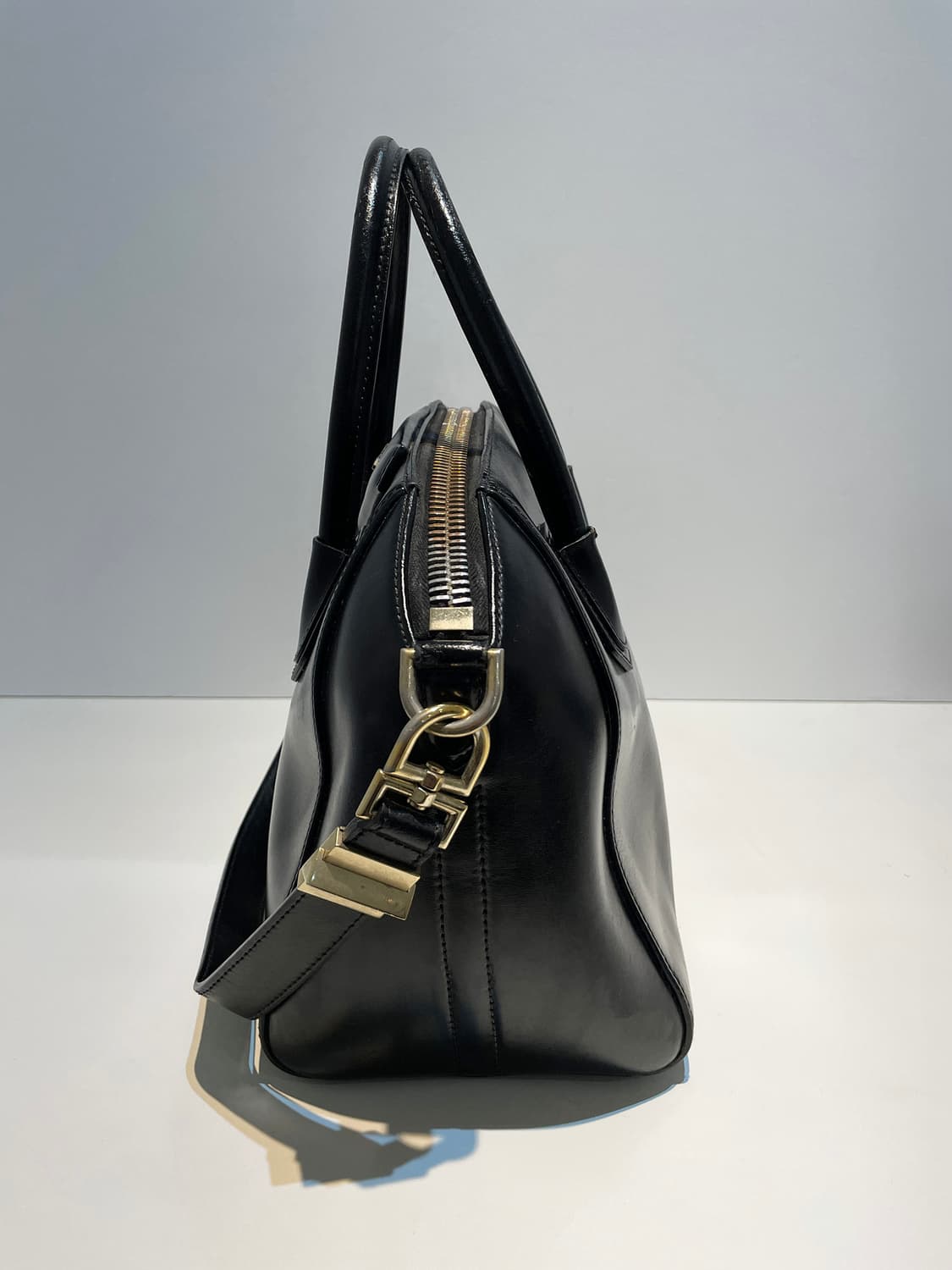 지방시 안티고나 유광 토트백 A1529 상품이미지3