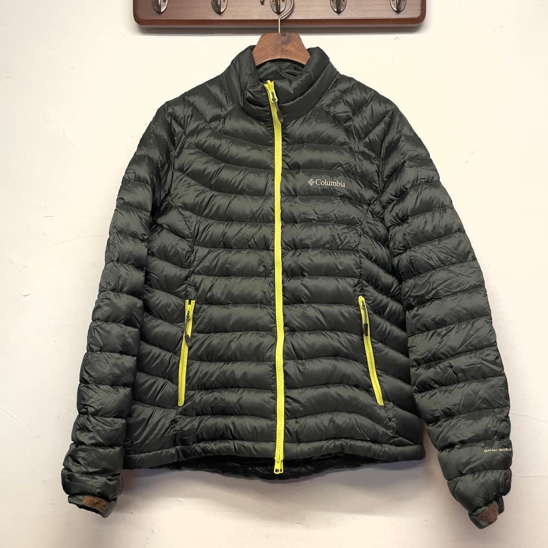 컬럼비아 옴니쉴드 구스다운 카키 경량 패딩 상품이미지1