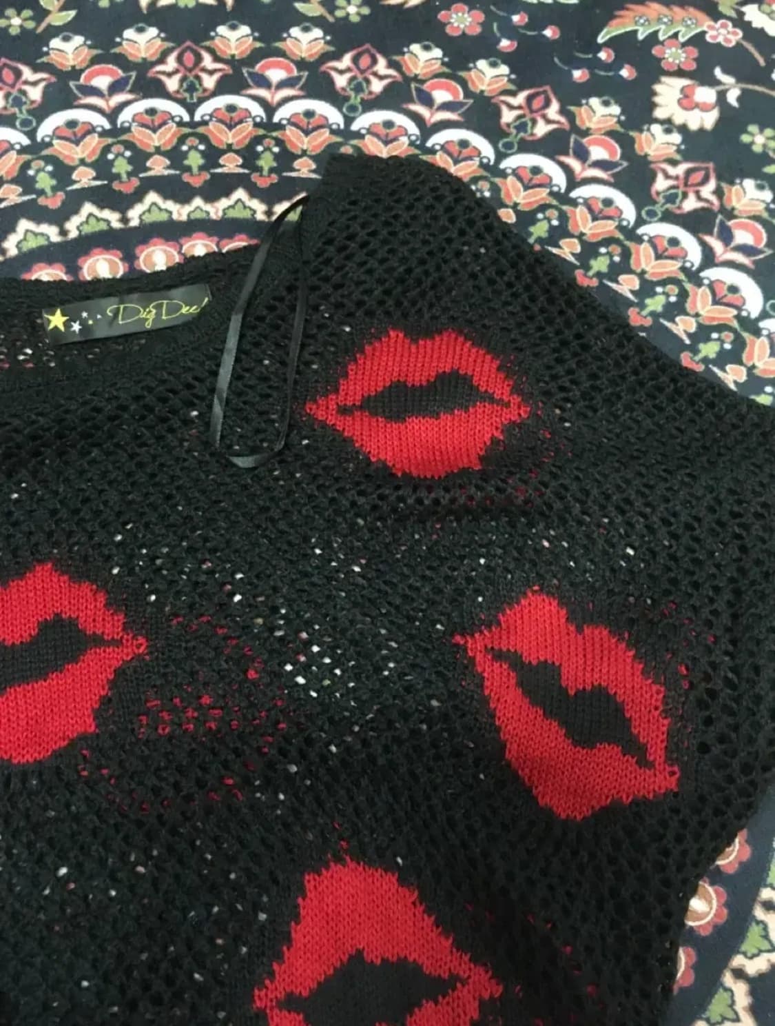 Dig deep kiss mark crop top 상품이미지2