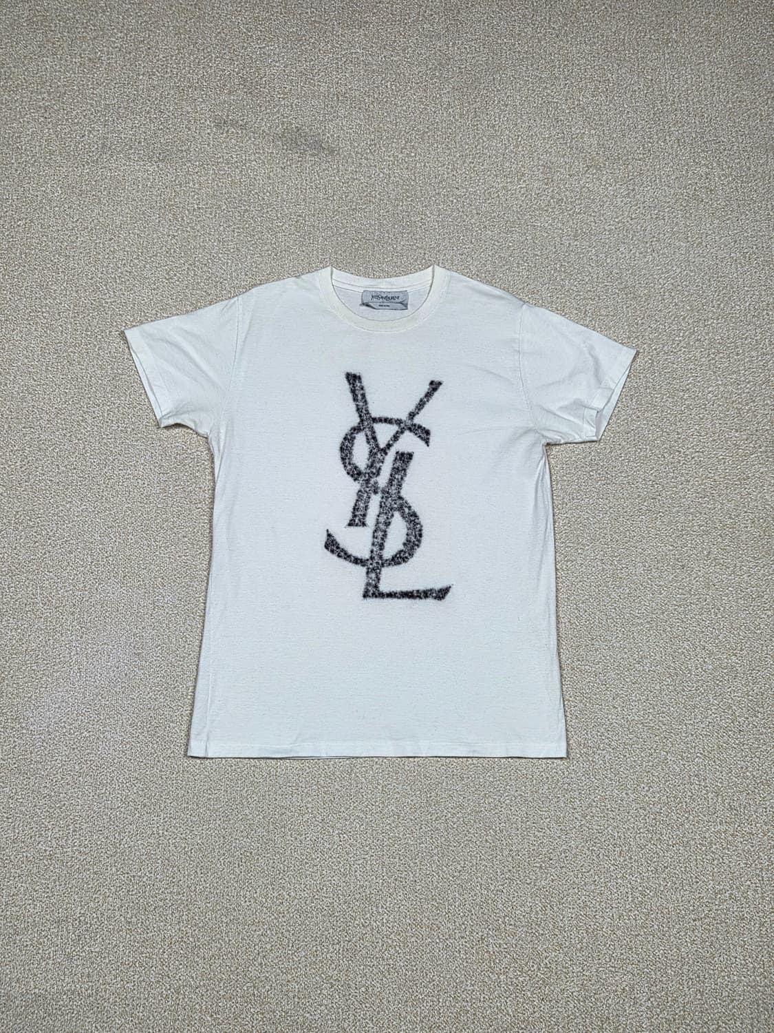 [입생로랑] YSL 카산드르 울 플로킹 로고 반팔 티셔츠 | S00358 상품이미지1