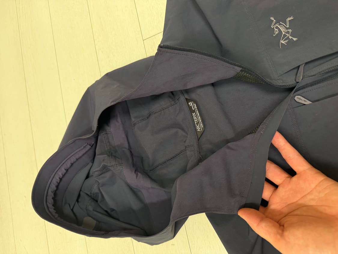 9/9일 구매 아크테릭스 감마 라이트웨이트 L 사이즈 블랙 사파이어  상 상품이미지4