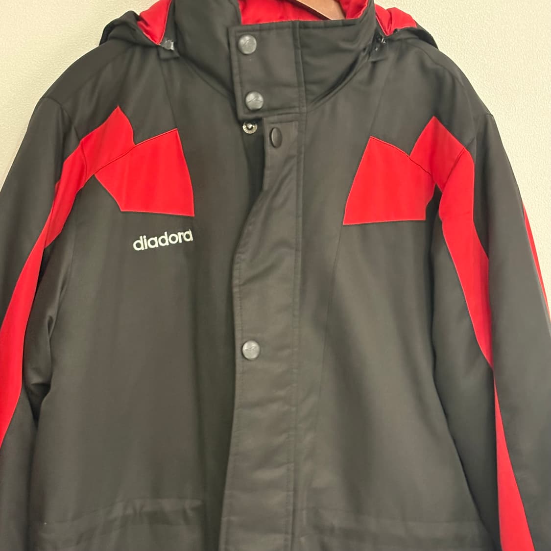 디아도라 블랙/레드 벤치 코트 90~95 상품이미지3