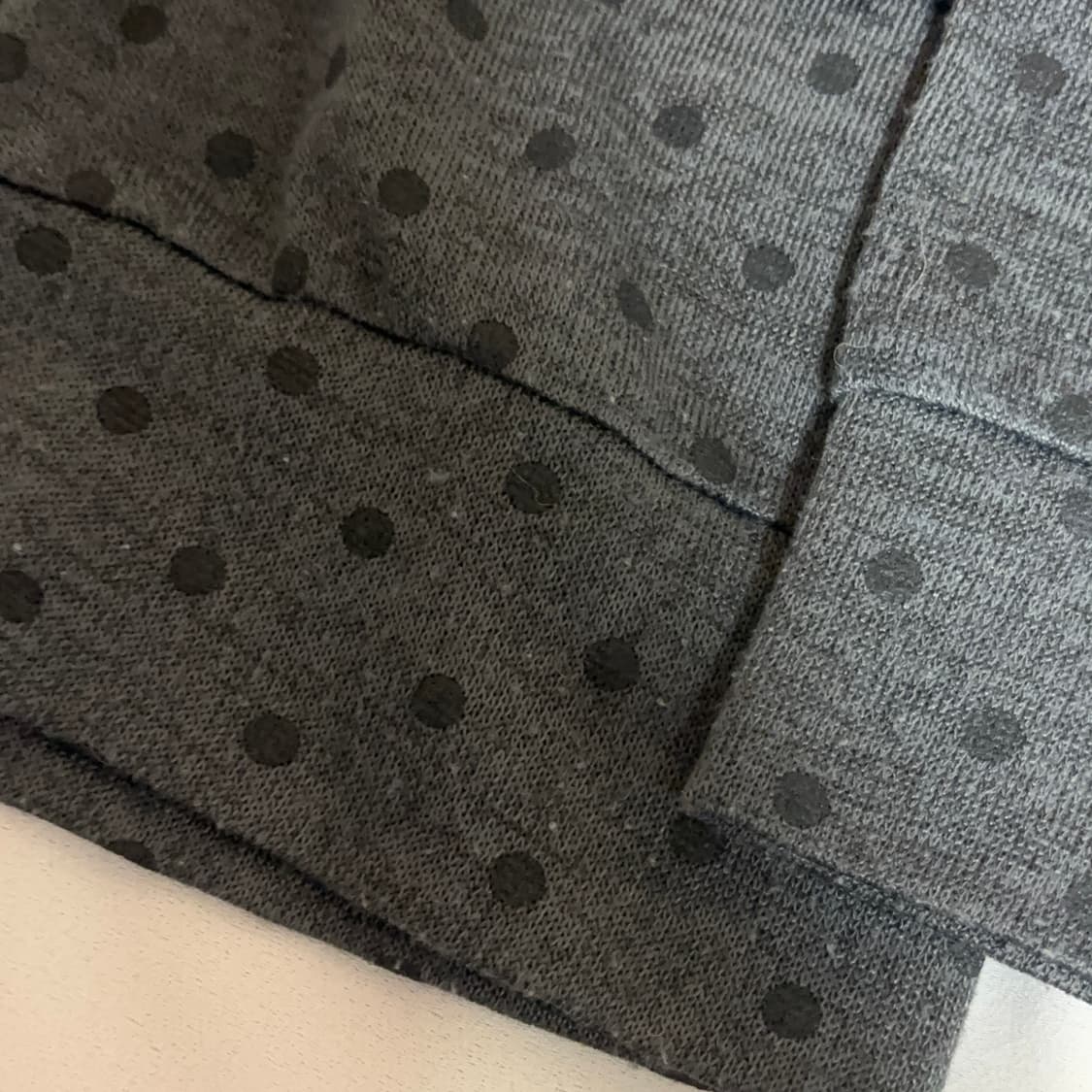 리본포켓 차콜색 도트 가디건 상품이미지4