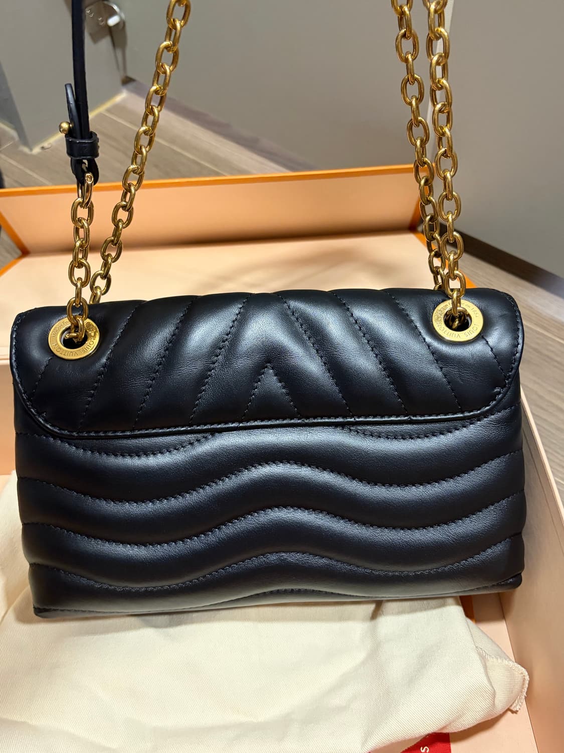 정품 루이비통 LV뉴웨이브 체인백  상품이미지4