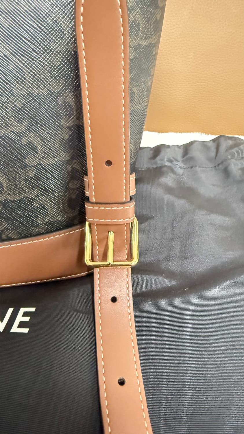 셀린느 트리옹프 스몰 버킷백 상품이미지3