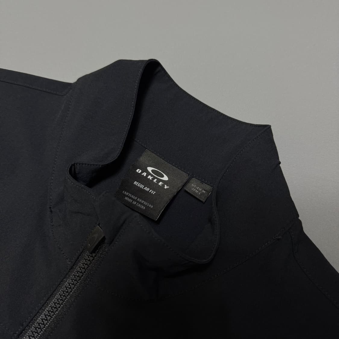 오클리(OAKLEY) 블랙 서클로고 나일론 폴리에스터 하이넥 집업 베스트 상품이미지3