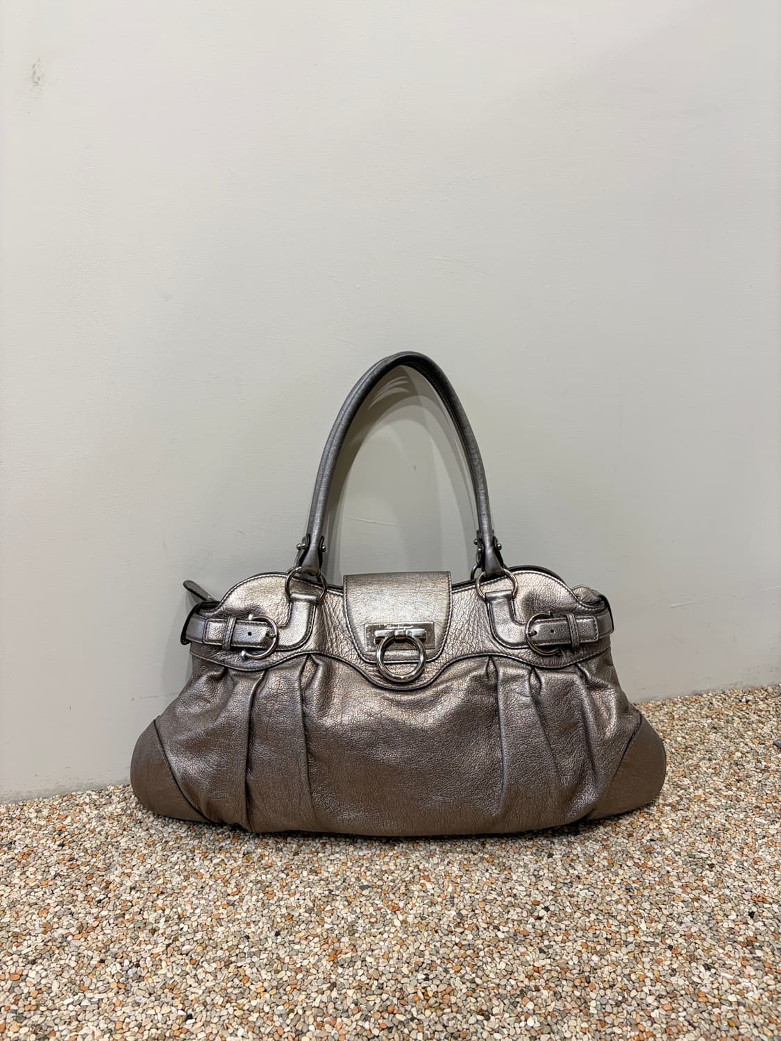 페라가모 간치니 메탈릭 실버 숄더백 상품이미지3