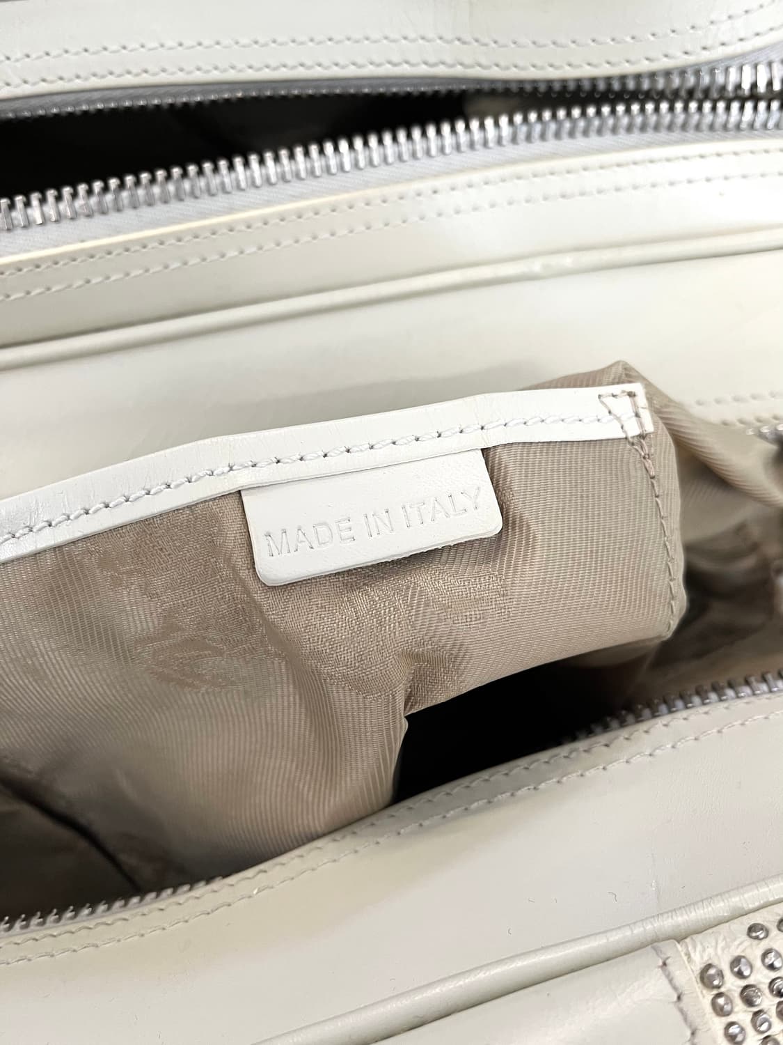 버버리 프로섬 아카이브 스터드 레더 숄더백 상품이미지9