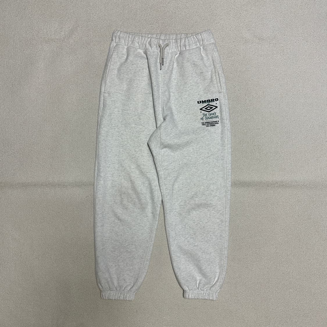 엄브로 뉴 레터링 아트워크 기모 조거 팬츠 상품이미지1