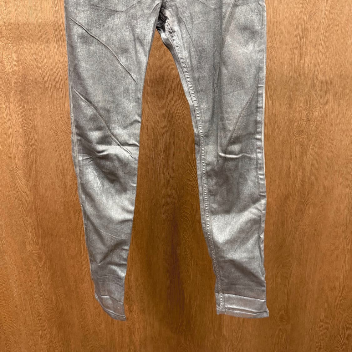 자딕앤볼테르 슬림핏 레더 코팅 데님 팬츠 로고 디테일 라이트 그레이 상품이미지5