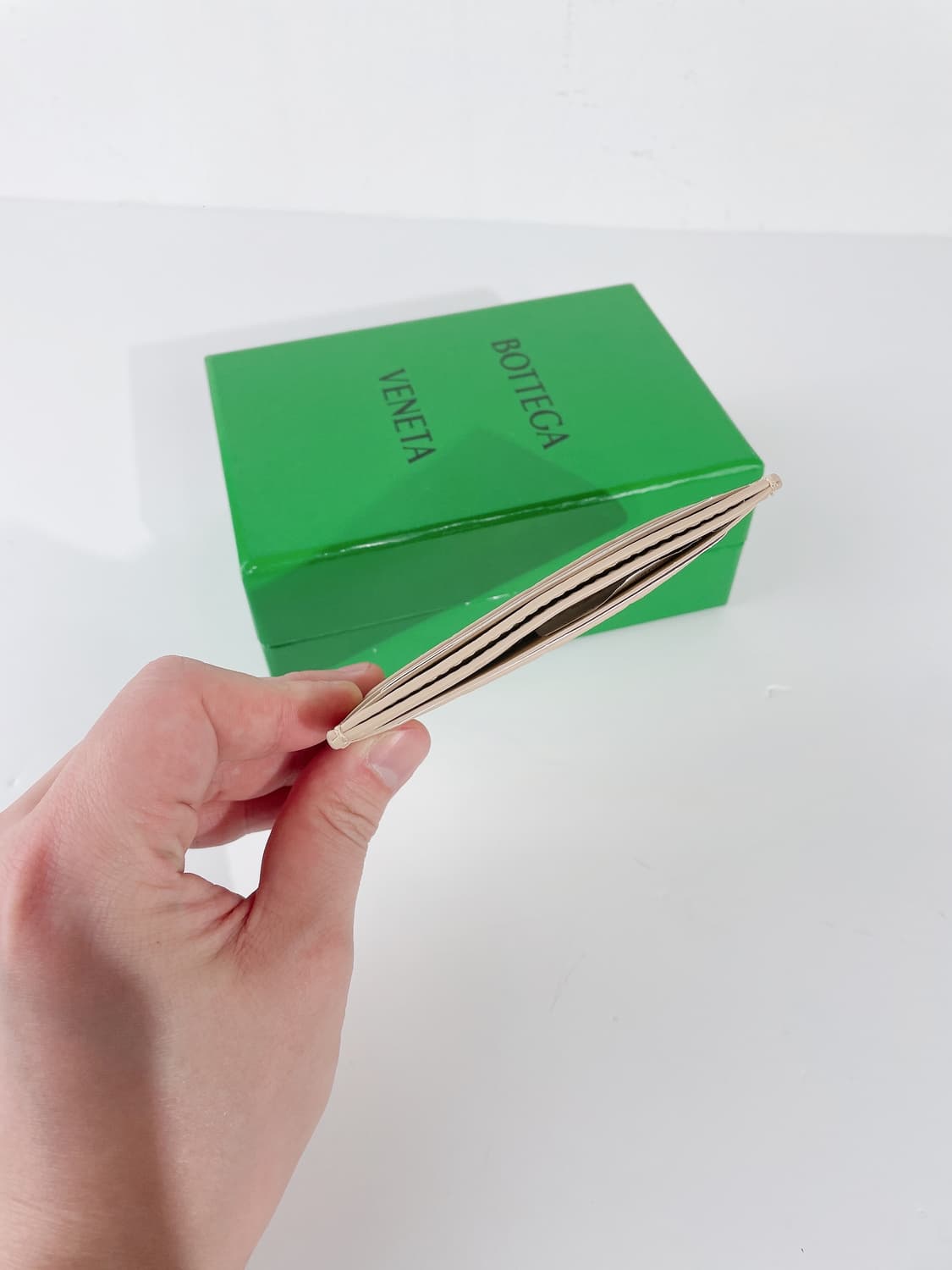 (정품/새상품) 보테가베네타 베이지 컬러 인트레치아토 카드지갑 상품이미지4