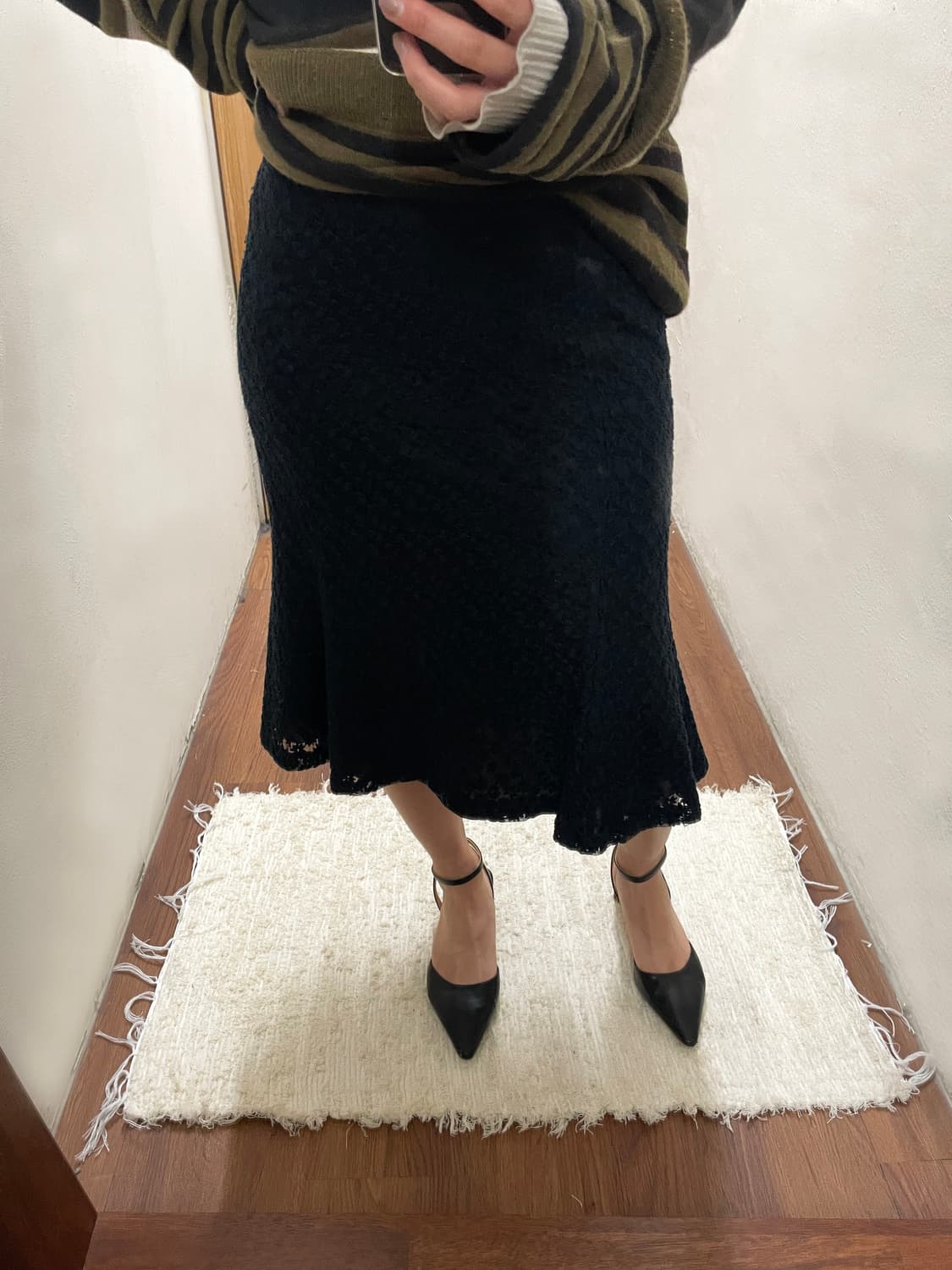 모스키노 칩앤시크 미디 스커트 플라워 시스루 레이스 디테일 플레어핏 블랙 상품이미지2