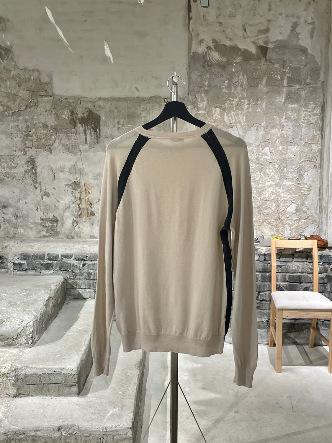 드리스 반 노튼 라이트 베이지 패널 돌먼 슬리브 씬 니트 상품이미지6